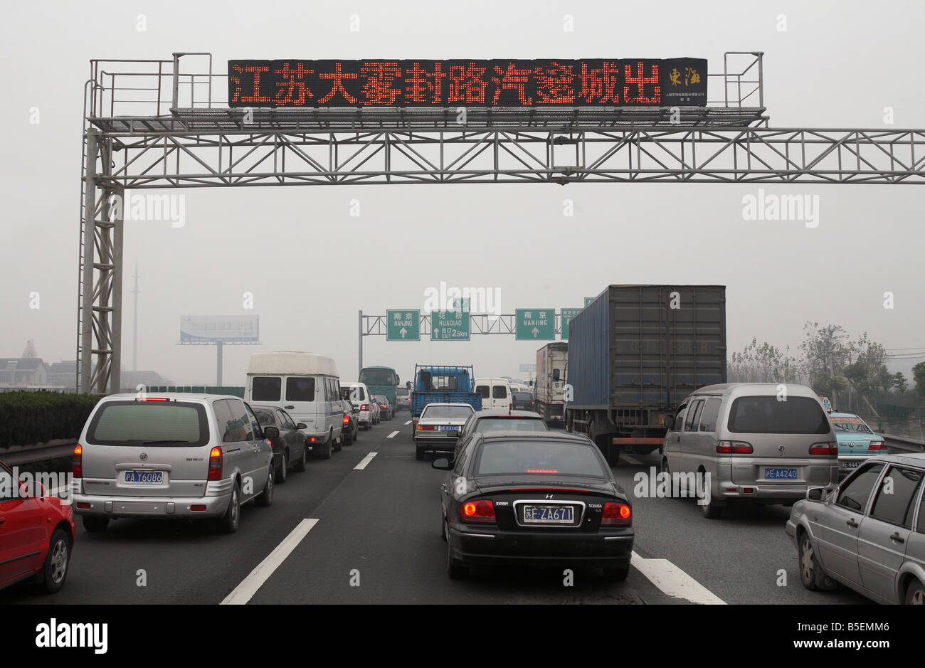 L'heure de pointe sur une route à Shanghai, Chine Banque D'Images