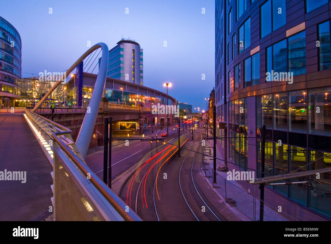 Pont et la ligne de tram Light trails, Piccadilly, Manchester, UK Banque D'Images