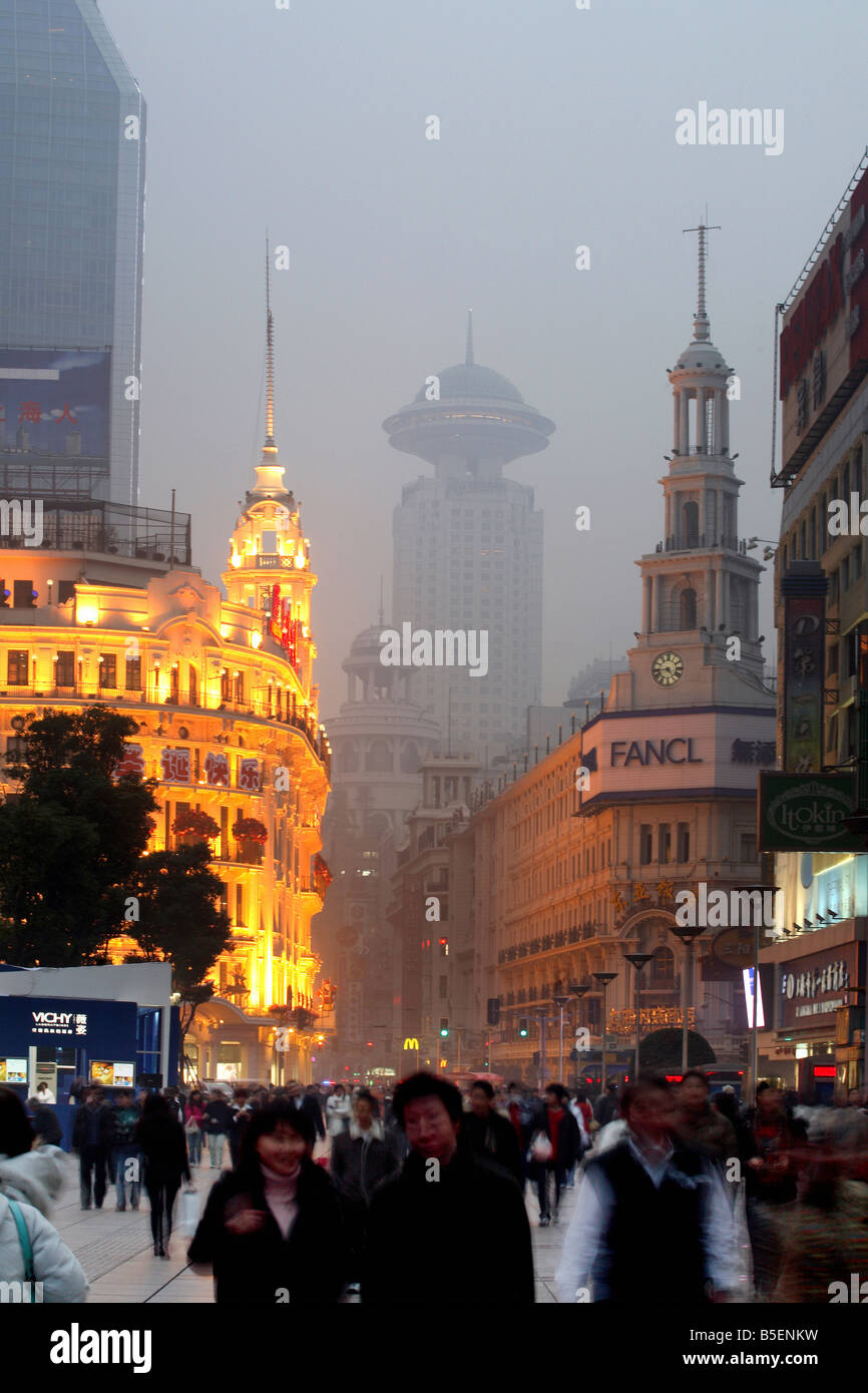 La Nanjing Road dans la lumière du soir, Shanghai, Chine Banque D'Images