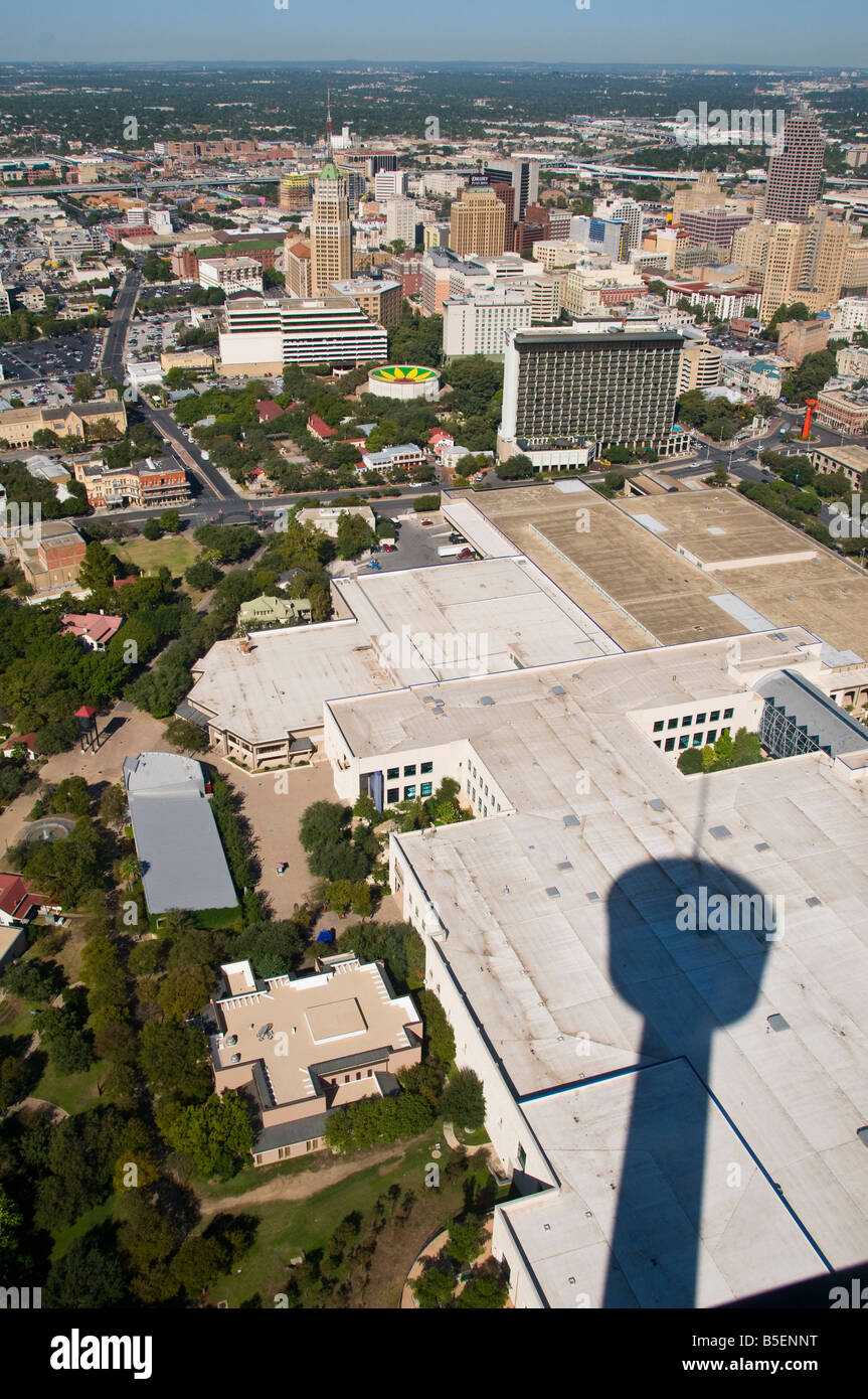 À la ville vers le bas de la Tour des Amériques avec ombre montrant, San Antonio, Texas. Banque D'Images