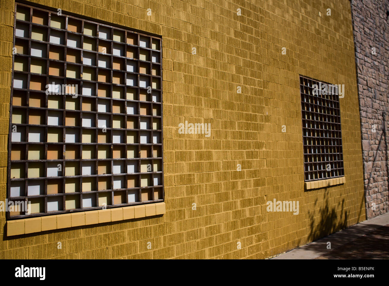 Mur jaune avec fenêtre moderne Banque D'Images