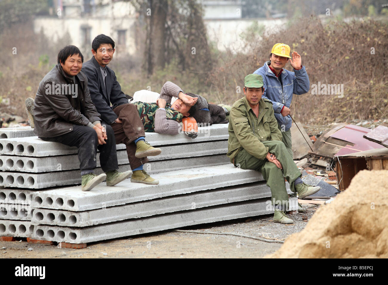 Les travailleurs de la construction au cours de leur pause, Suzhou, Chine Banque D'Images