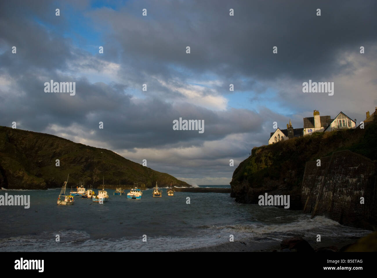 Tintagel Cornwall England UK bateaux de pêche dans le port Banque D'Images