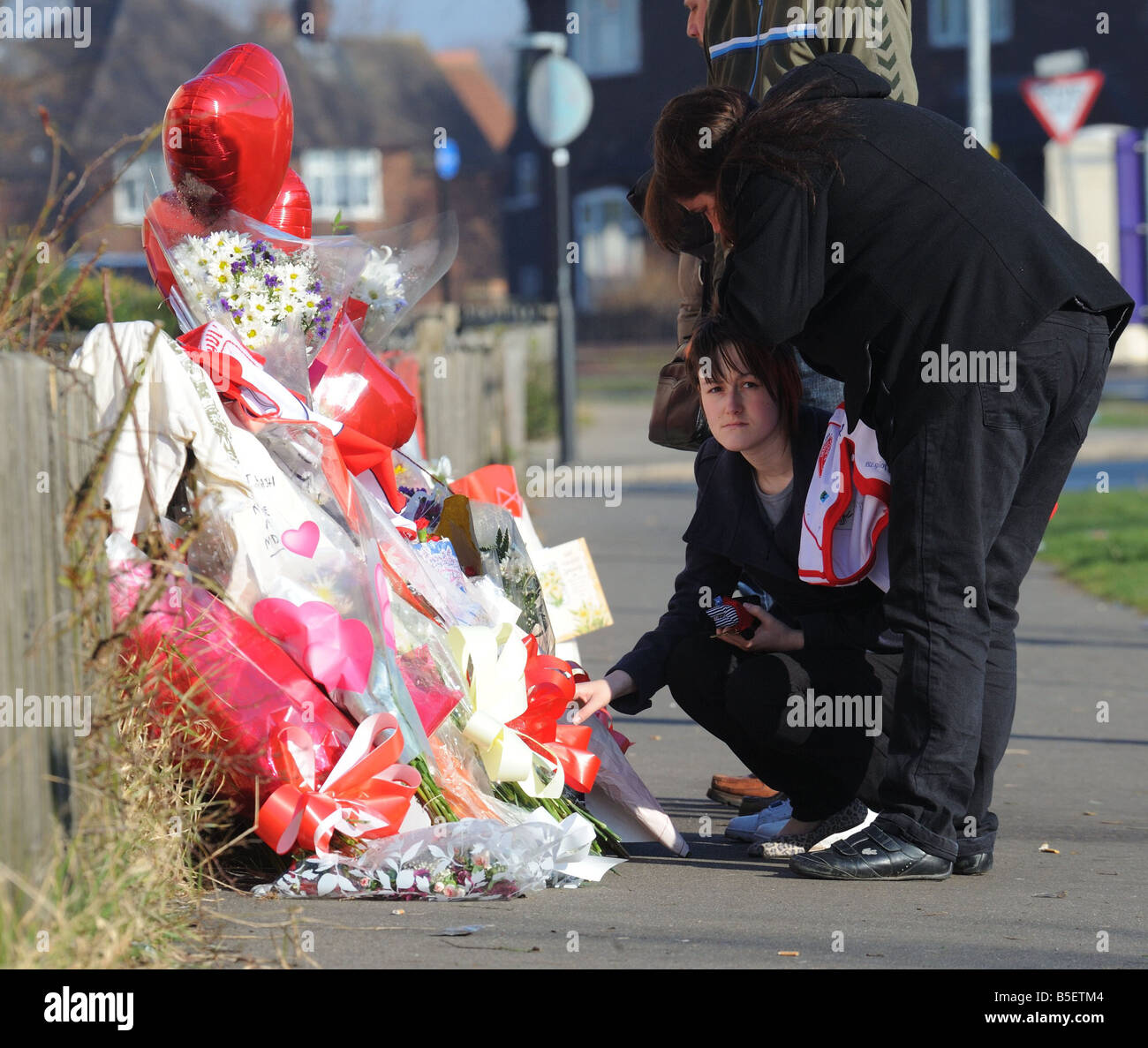 Ce chagrin Lauren Dinsdale et mère Patricia jette des fleurs après son adolescence frère devint un autre couteau rue victime Jo Banque D'Images