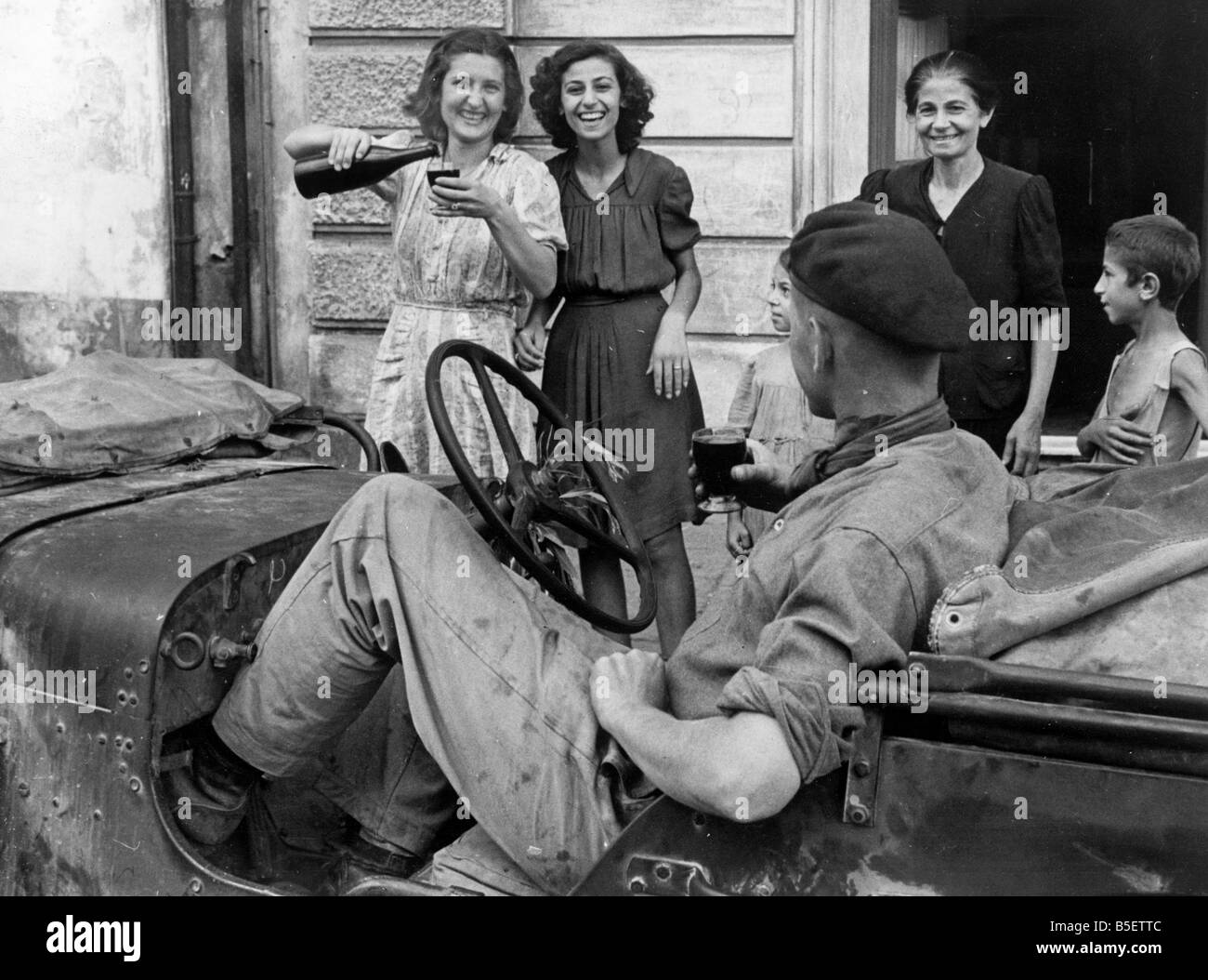 Des soldats de la 8e Armée reçoivent un accueil formidable de filles siciliennes locales comme le port de Catane sur la côte Est de la Sicile, est tombé à la 8e armée quatre jours seulement après le lancement de l'offensive alliée;Août 1943 ; Banque D'Images