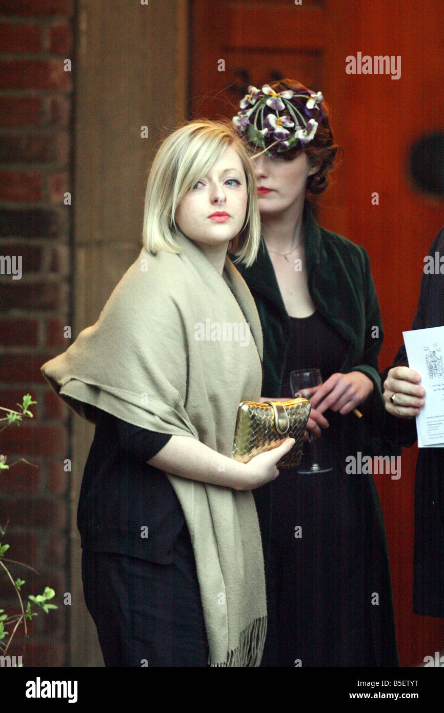 Filles Bonnie et Cassey arrivant pour Jeremy Beadle s funérailles aujourd'hui à Finchley Banque D'Images