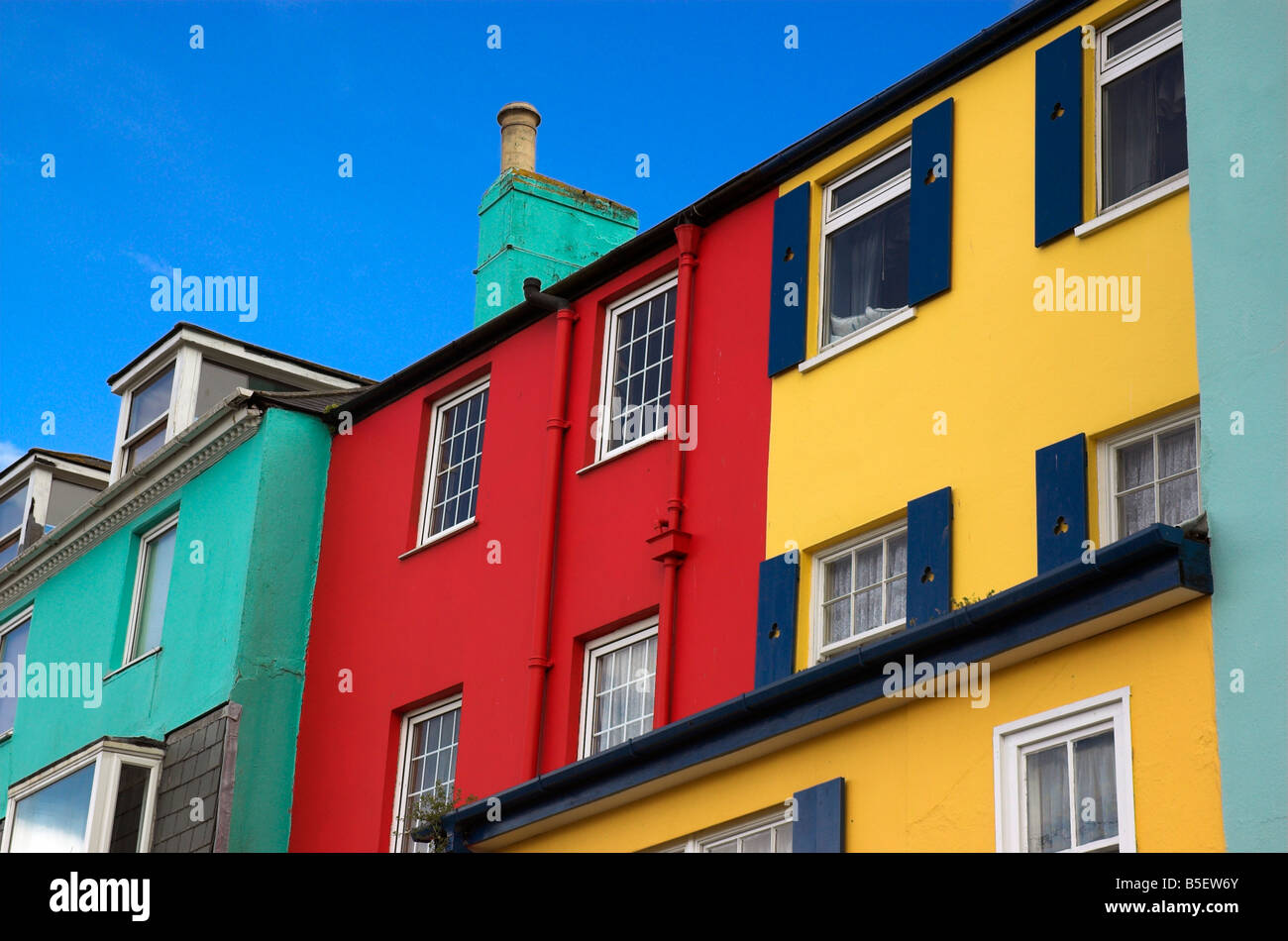 Chalets à Kingswear peint de couleurs vives dans le Devon Banque D'Images