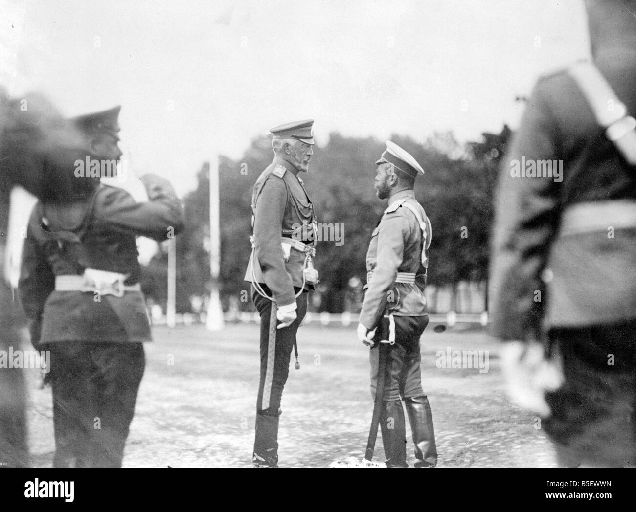 Le Tsar Nicolas II de Russie de parler avec son cousin le Grand-duc Nicolas Nikolaïevitch, commandant en chef des armées russes, à un rassemblement militaire en Prusse orientale au cours de la Grande guerre;Novembre 1914 Banque D'Images