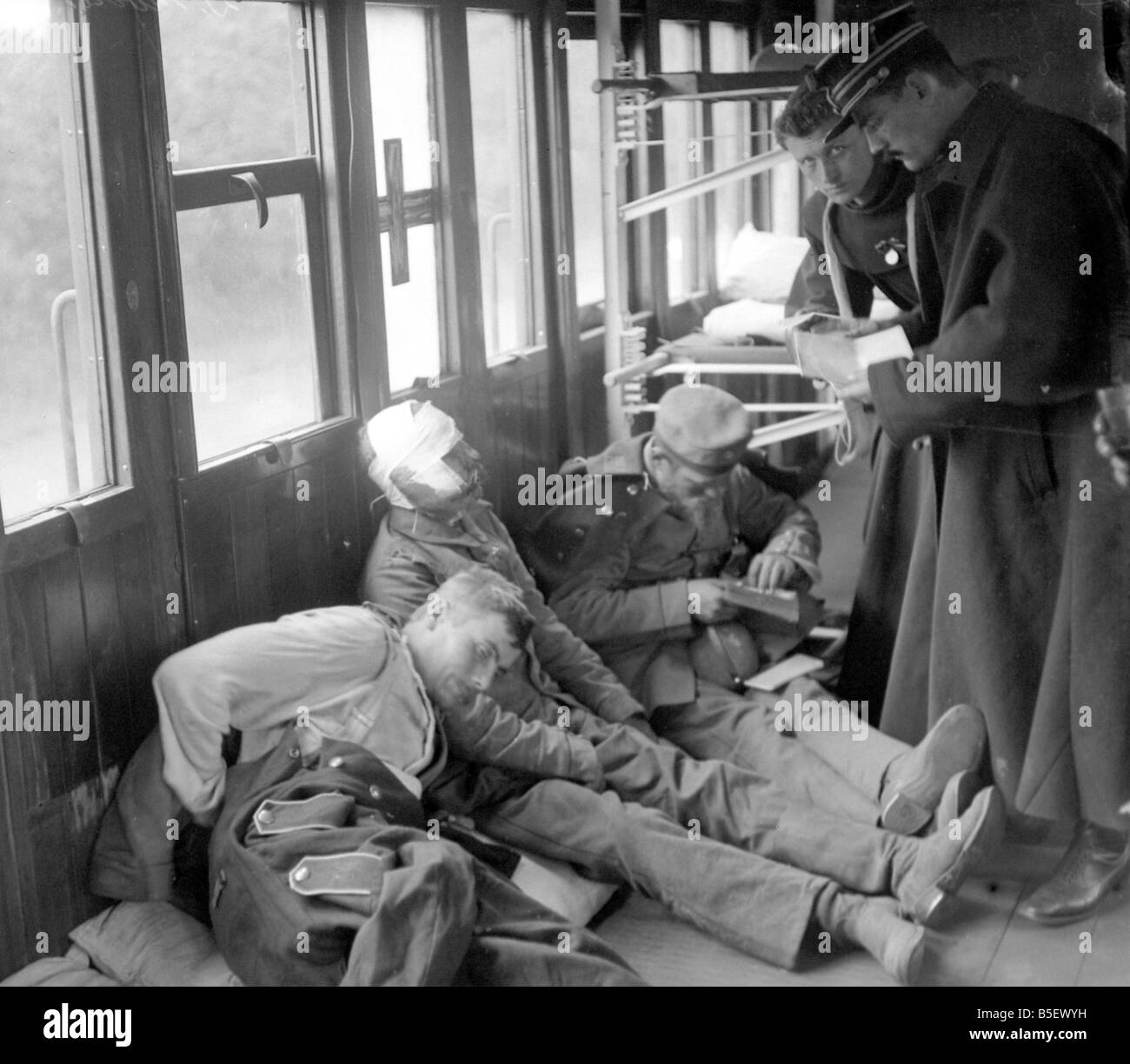 La Première Guerre mondiale, les soldats allemands blessés;en Belgique, d'être transportée par les gardes à Anvers en Belgique un train de l'hôpital après avoir combattu sur le front de l'Ouest;29 septembre 1914 ; Banque D'Images