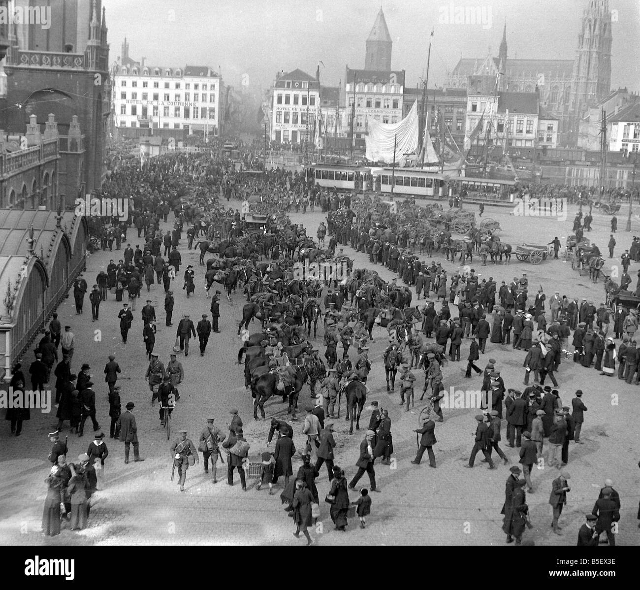Les troupes britanniques se réunissent en dehors de la gare à Ostende avant de partir à l'avant. Septembre 1914&# 13 ;&# 10;2309 Banque D'Images