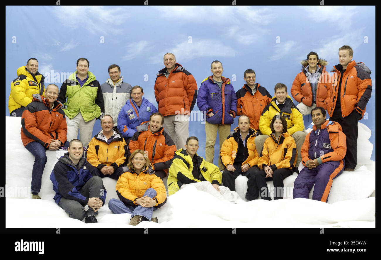 Everest 50e anniversaire Mai 2003 alpinistes britanniques qui ont conquis l'Everest L R L'article Chris Mothersdale Mark Warham David Hempleman Adams Chris Brown gris bleu rouge Crag Jones Graham Ratcliffe Bear Grylls et Jon Tinker Rangée du milieu Andrew Salter Michael rouge Bronco Lane Jonathan Pratt orange rouge bleu Eric Blakely Sandy Allan Rebecca Stephens orange et jaune Stanford Geoffrey Sandeep Dhillon assis sur flooe Stuart Peacock Polly Murray et Neil Laughton yellow Banque D'Images