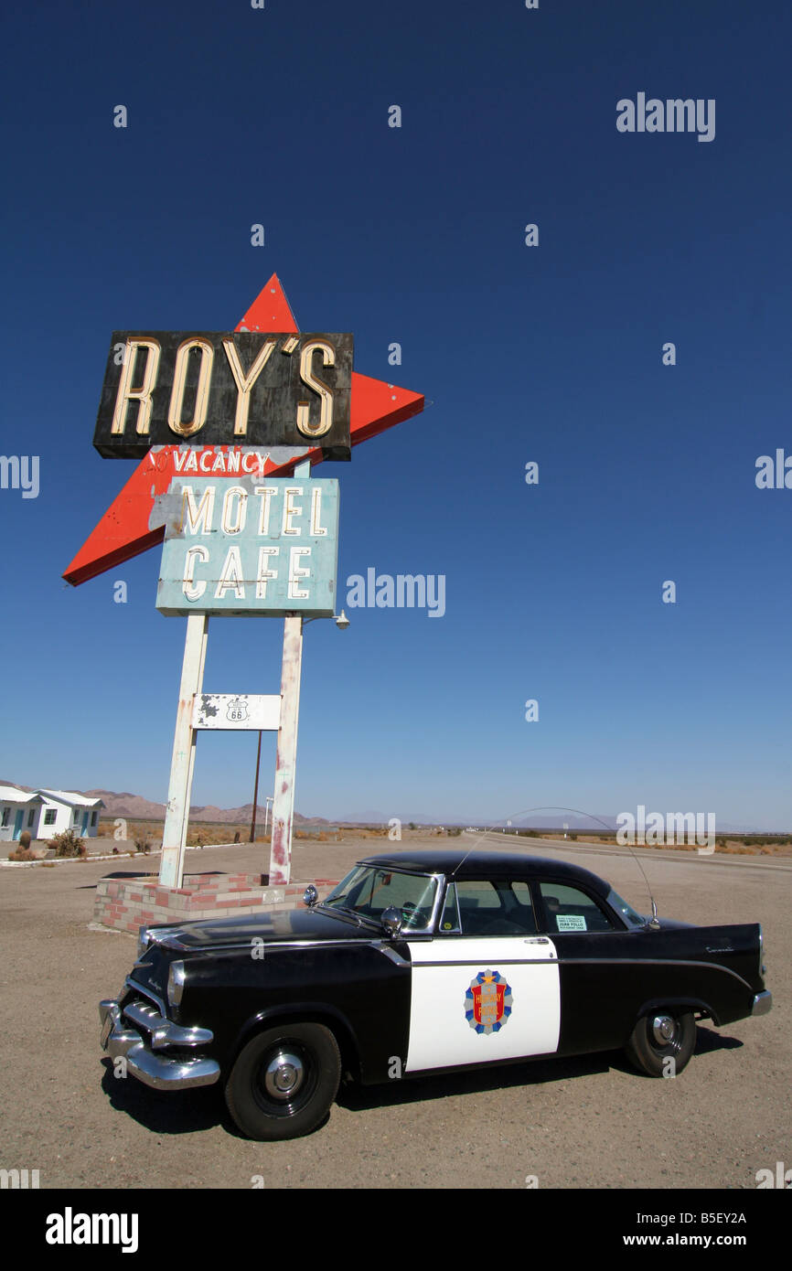 Roy's Motel Café à Amboy, Californie, USA. Sur l'historique Route 66. Avec 1960 voiture de police Banque D'Images