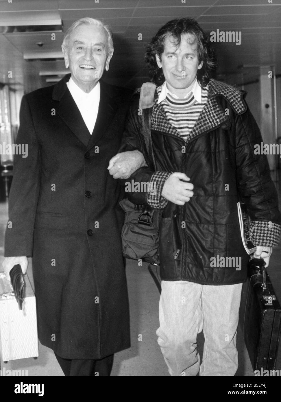 Sir David Lean et Steven Spielberg à l'aéroport Heathrow de Londres.;20 Mars 1985;Directeur de Film;bras dessus bras dessous;85/1542 Banque D'Images