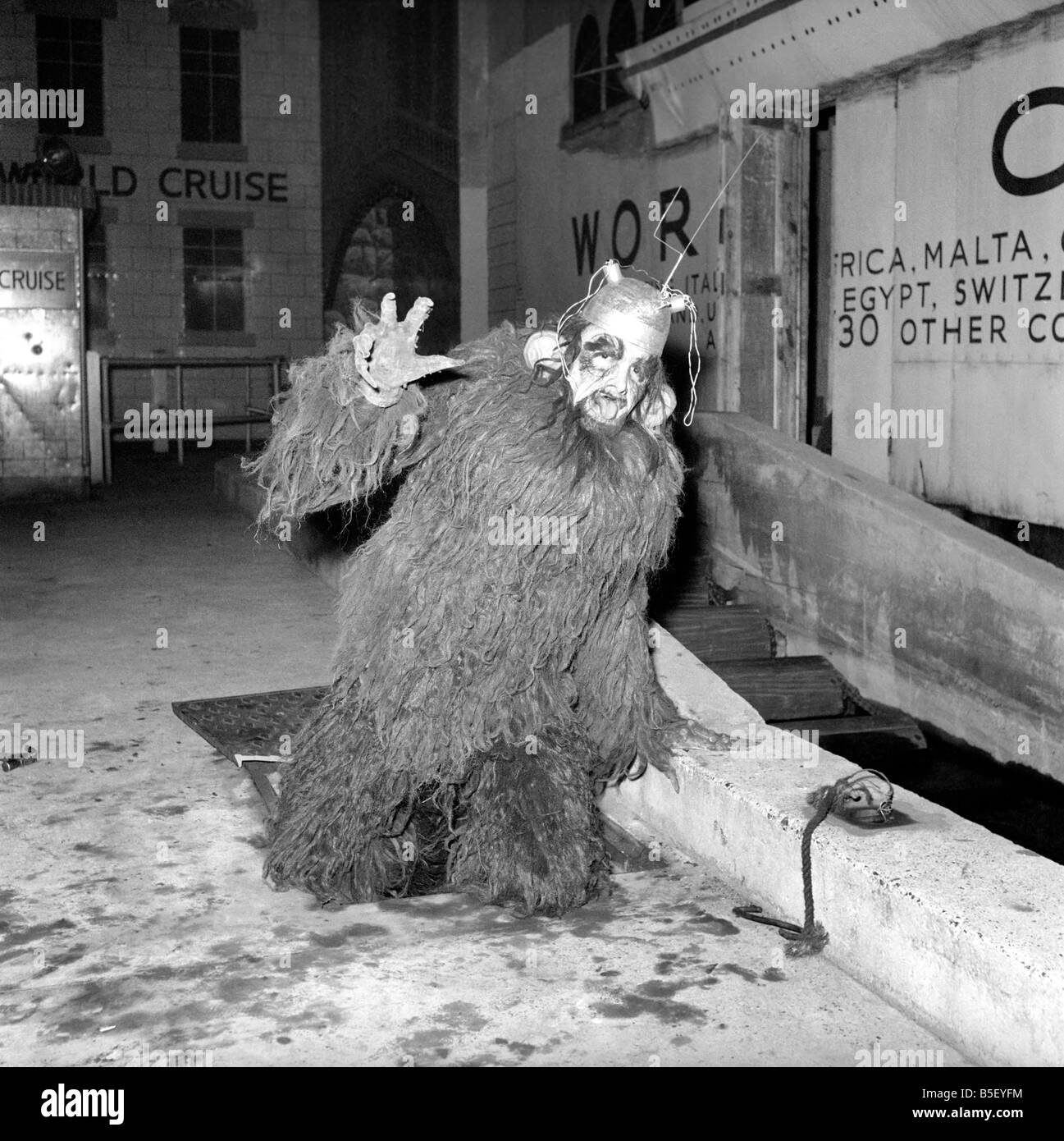 Acteur Derek Nimmo vu ici habillé comme un monstre. Mars 1957 A327 Banque D'Images