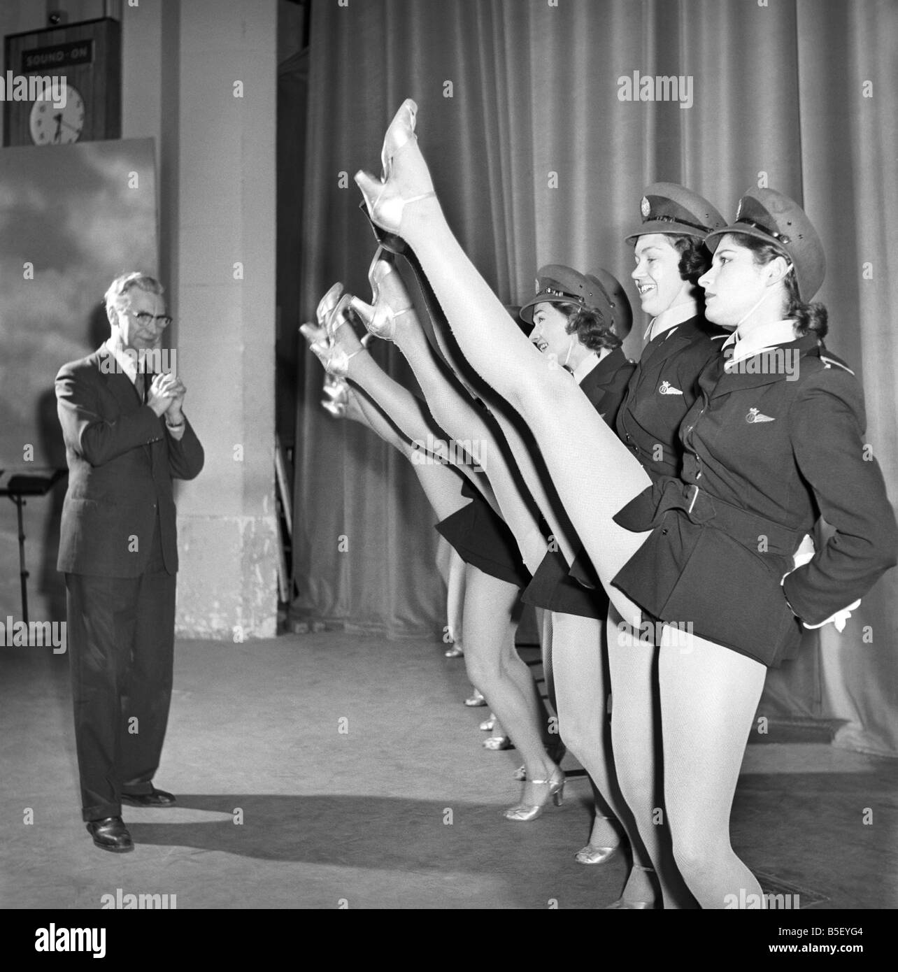 Leslie Jacks et le Chœur de la décolleteuse filles qu'on voit ici en répétition à la BBC West London Studios. 1956 A560-017 Banque D'Images