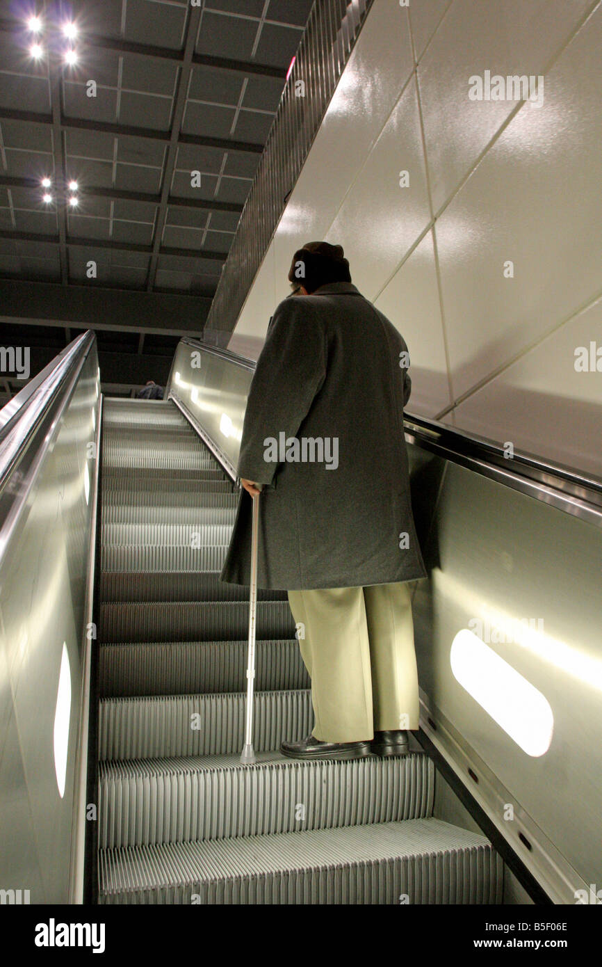 Vieil homme sur un escalator, Berlin, Allemagne Banque D'Images