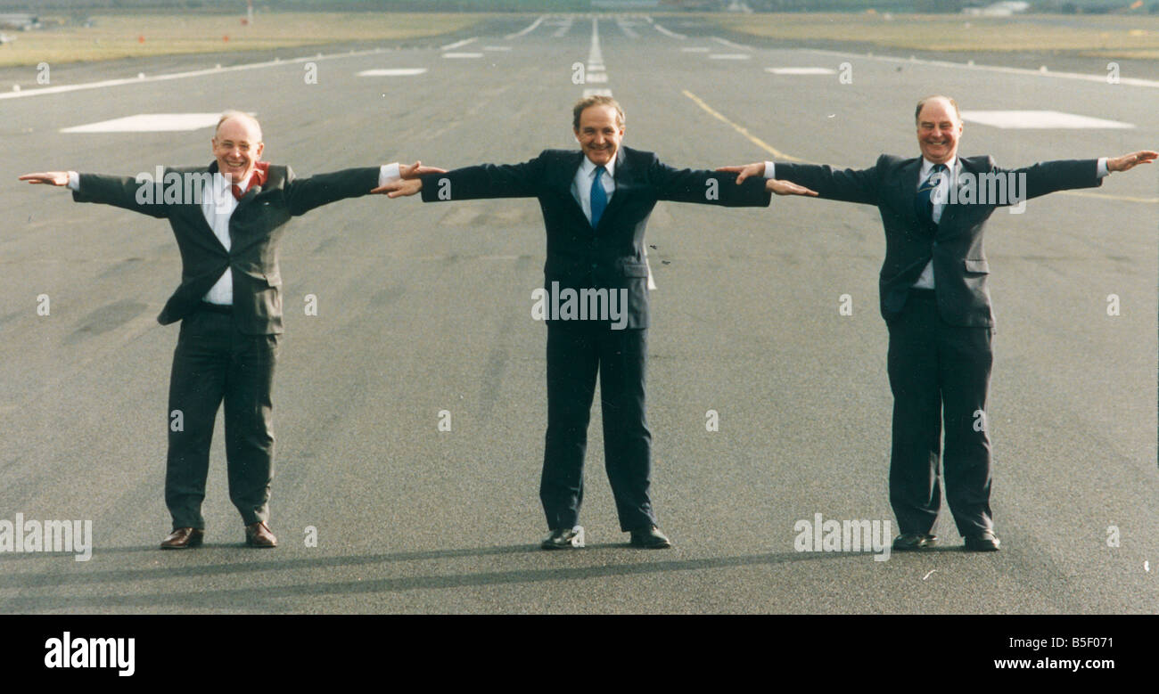 George les plus jeunes sur la piste à Pretwick l'aéroport près de Glasgow avec Bill Miller (à gauche) et George Giles (à droite) après l'annonce de l'achat de l'aéroport;Février 1992 ; Banque D'Images