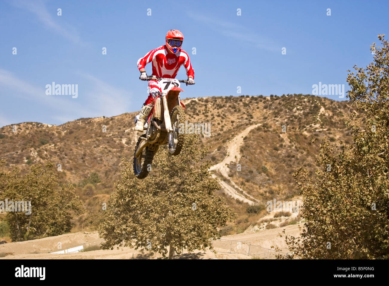 Au cours de l'rider motocross jump à Glen Helen Devore circuit Californie Banque D'Images