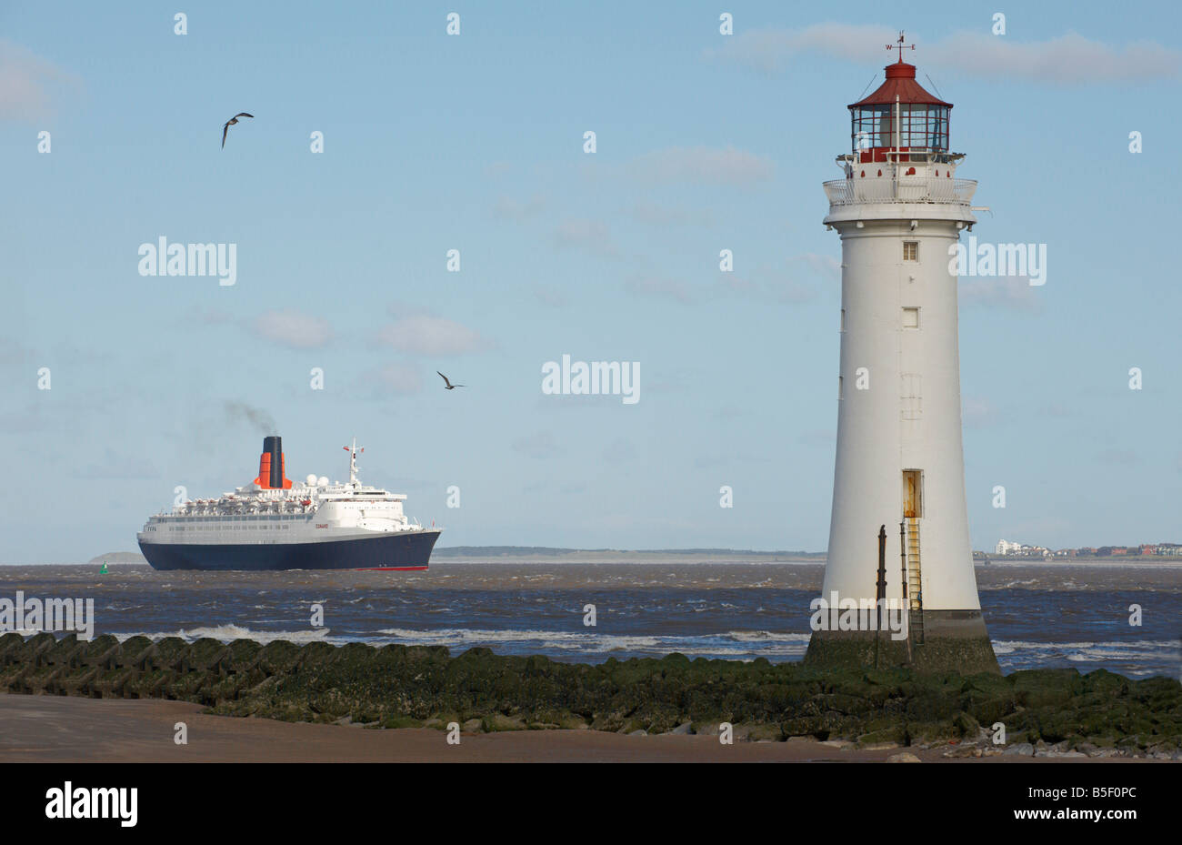 QE2 à Perchaude Rock Lighthouse New Brighton Banque D'Images