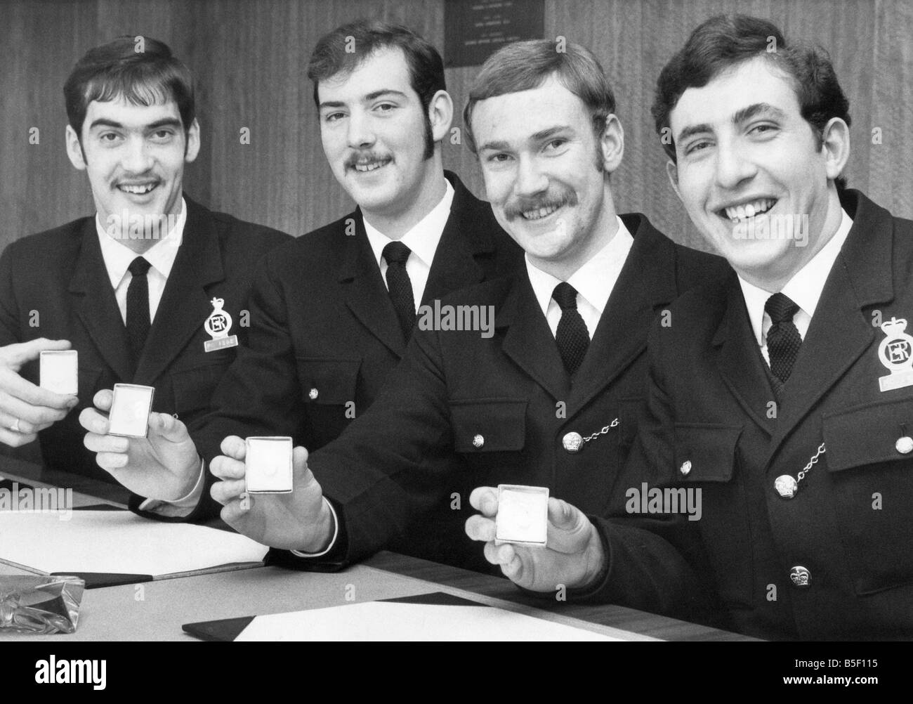 Quatre agents de police Northumberland souriants avec leur Duc d'Edinbrugh Prix d'or de gauche à droite Jeff Cowey Preshouse Neil Ellis Brown et Brian Welsh Banque D'Images
