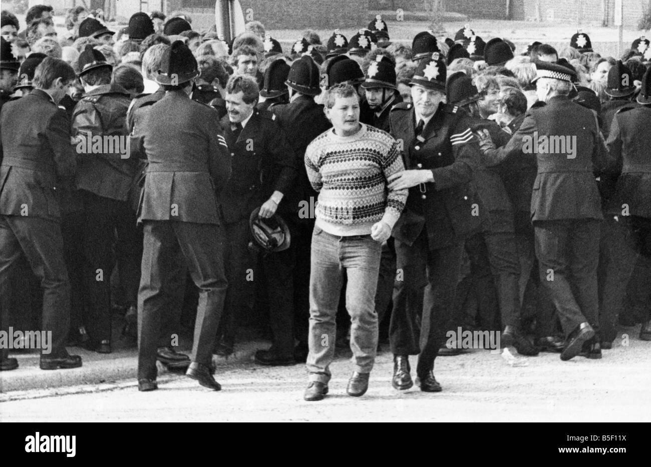 Un groupe de policiers retenir une foule circa 01 06 84 Banque D'Images