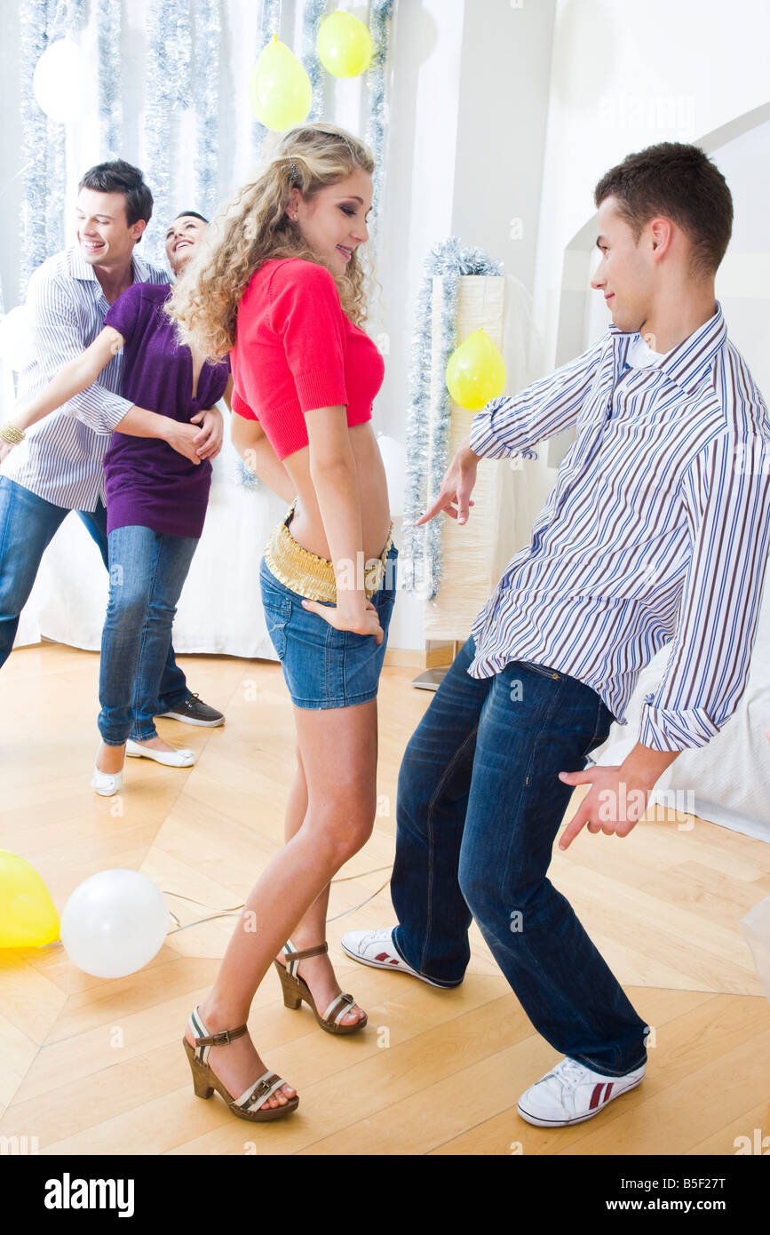Friends dancing at party Banque D'Images