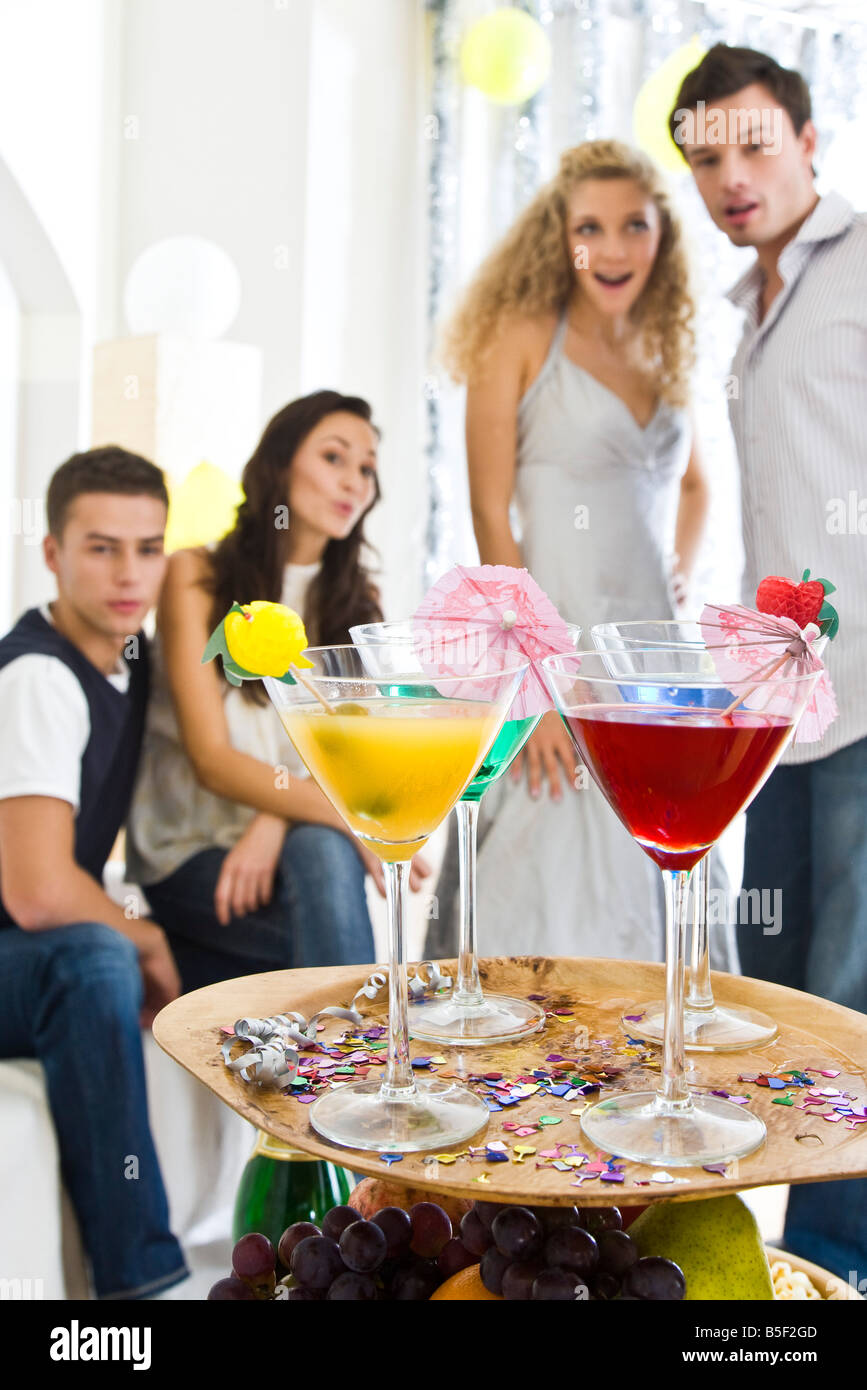 Les amis de boire des cocktails at party Banque D'Images