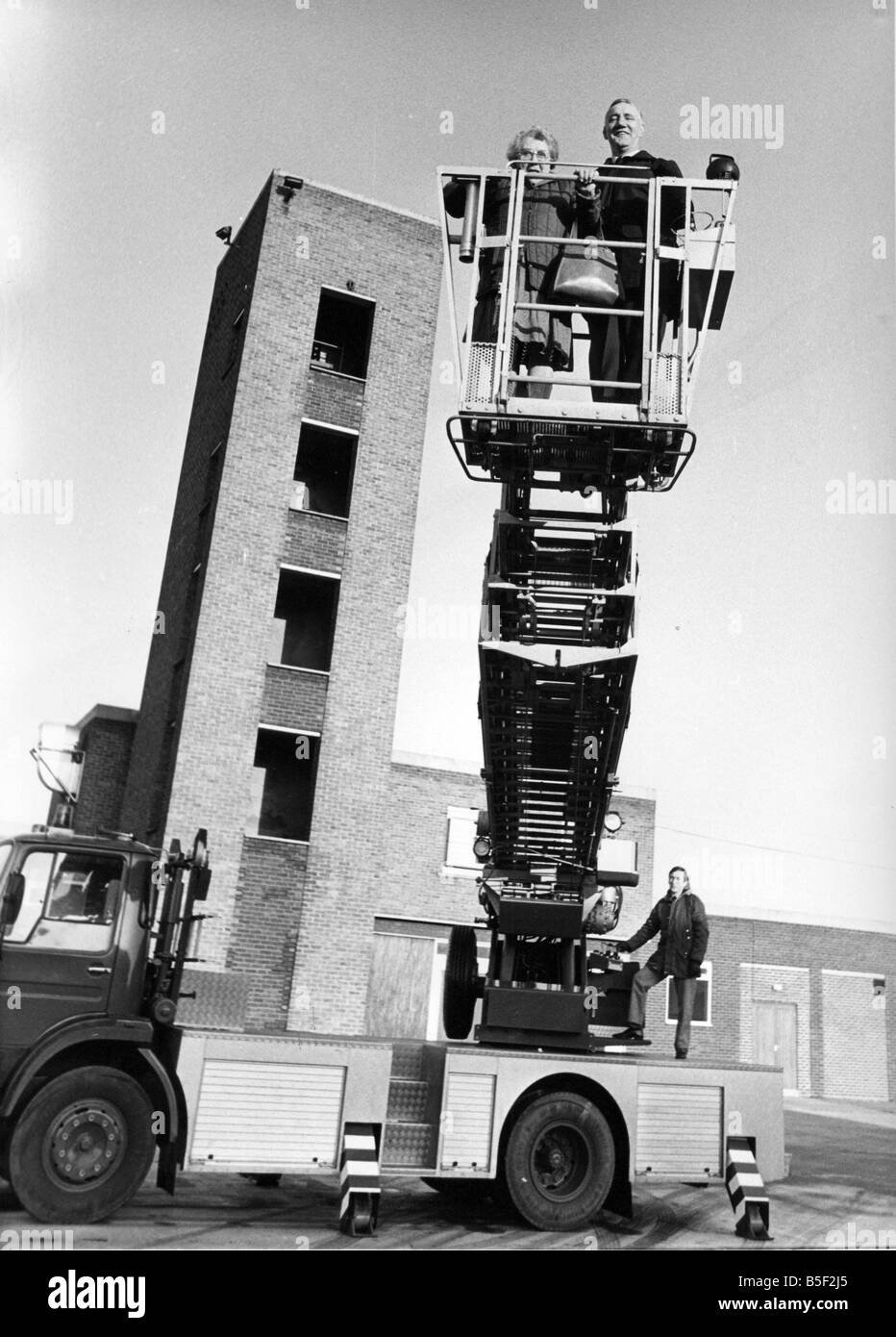 Deux conseillers municipaux de Northumberland Elizabeth Atkinson et Les Hewitson monta au monde à tester le nouveau 80m de haut les échelles de la platine à Morpeth Fire Station Banque D'Images