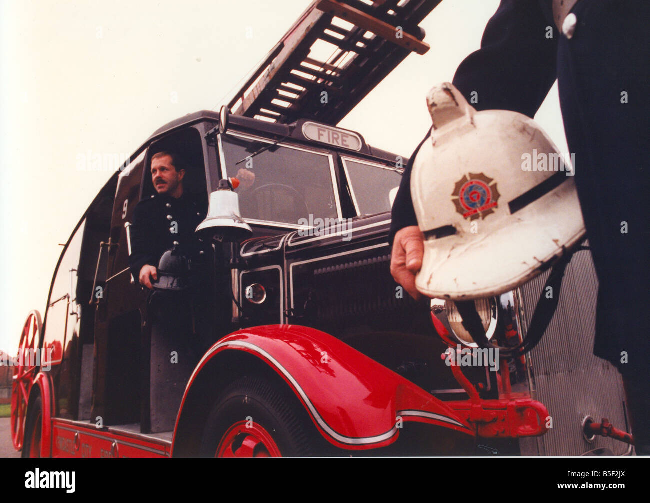 Les pompiers Alistair Adam moustache et Paul Craggs ont restauré un Leyland 1937 fire engine Banque D'Images