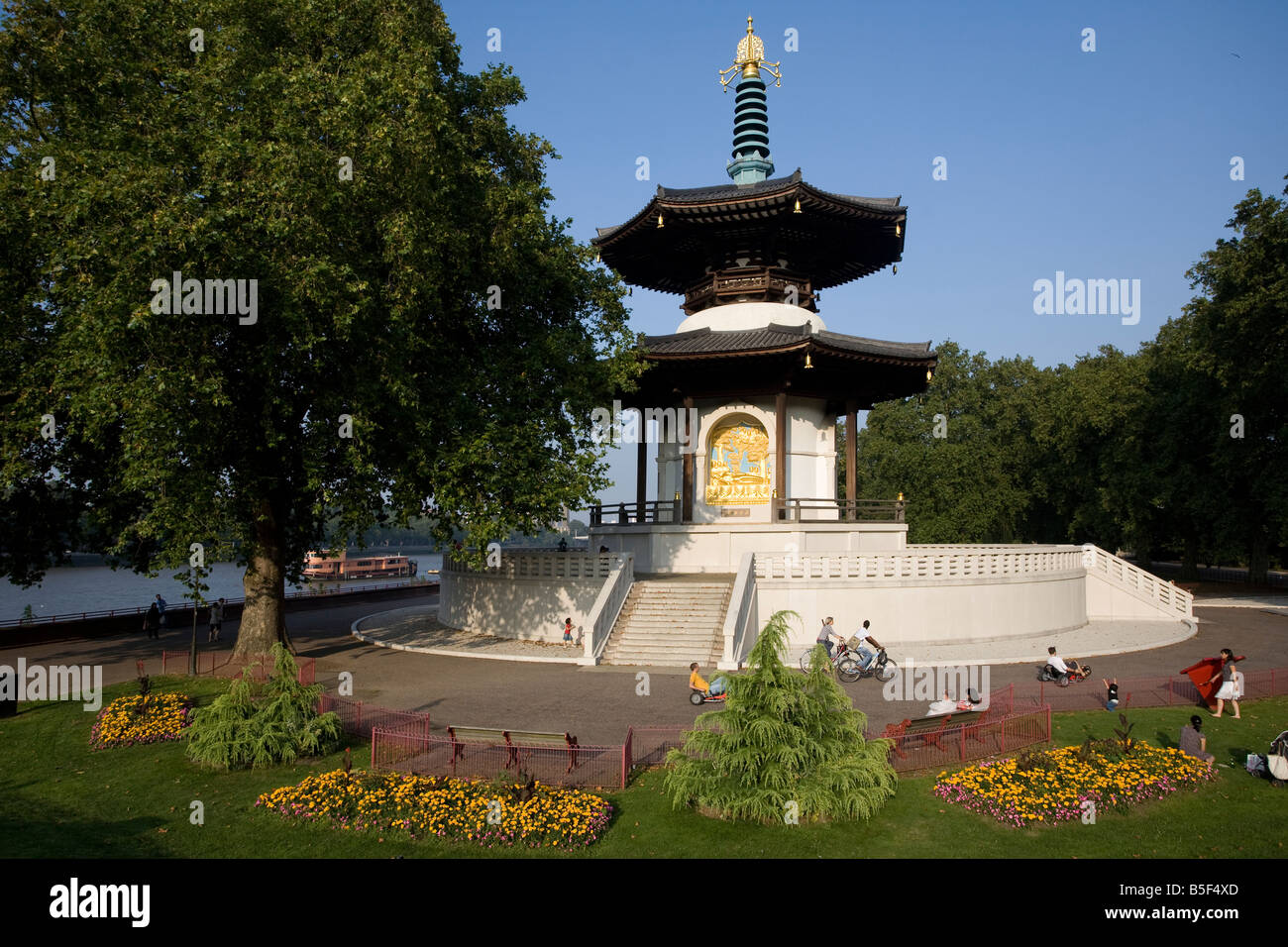 La pagode bouddhiste de la paix. Battersea Park, London, England, UK Banque D'Images