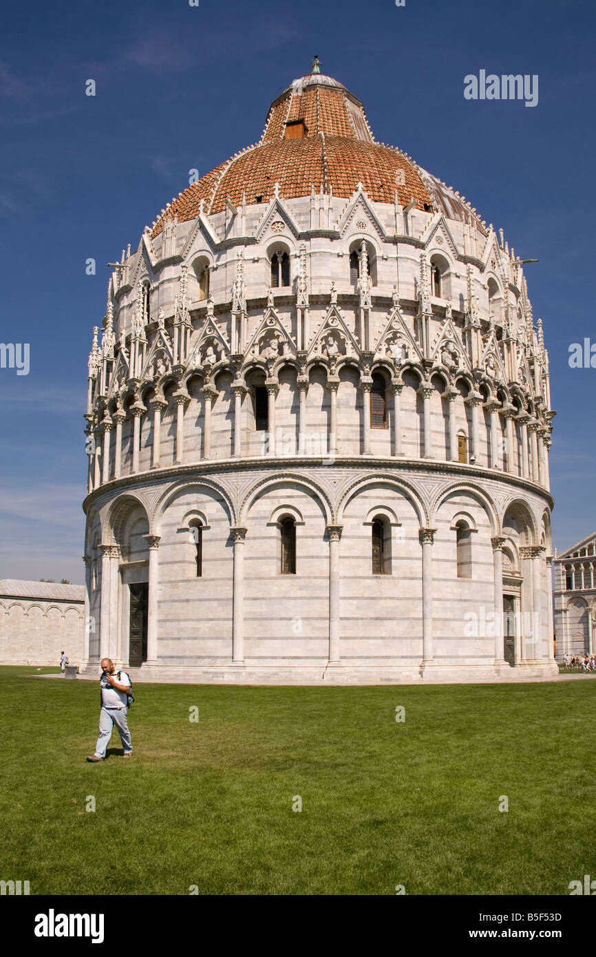 Le baptistère, la Piazza del Duomo, Pise, Toscane, Italie Banque D'Images