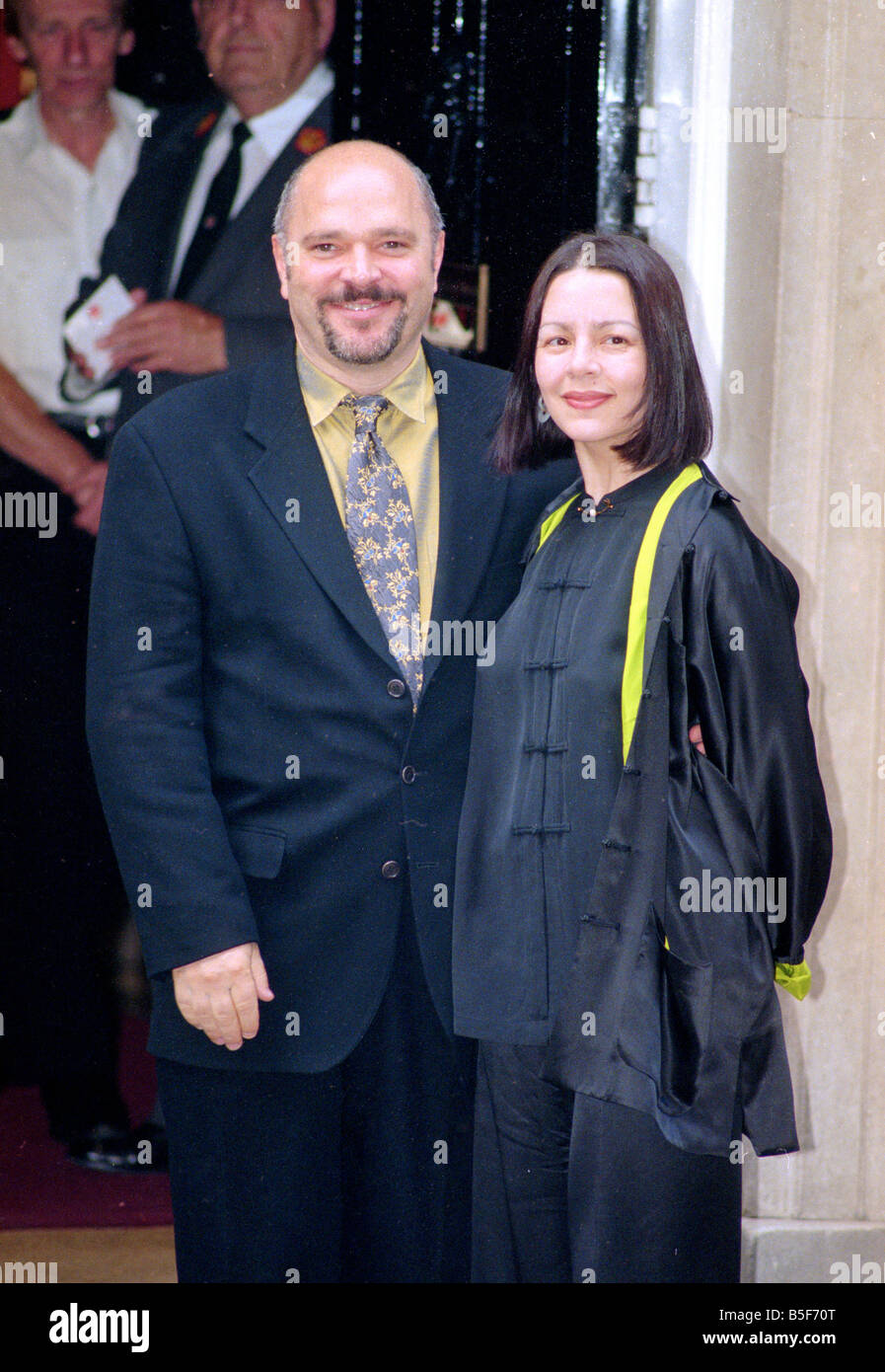 Producteur de cinéma britannique Anthony Minghella arrive au numéro 10 Downing Street avec son épouse Carolyn Choa pour une fête organisée des médias Banque D'Images