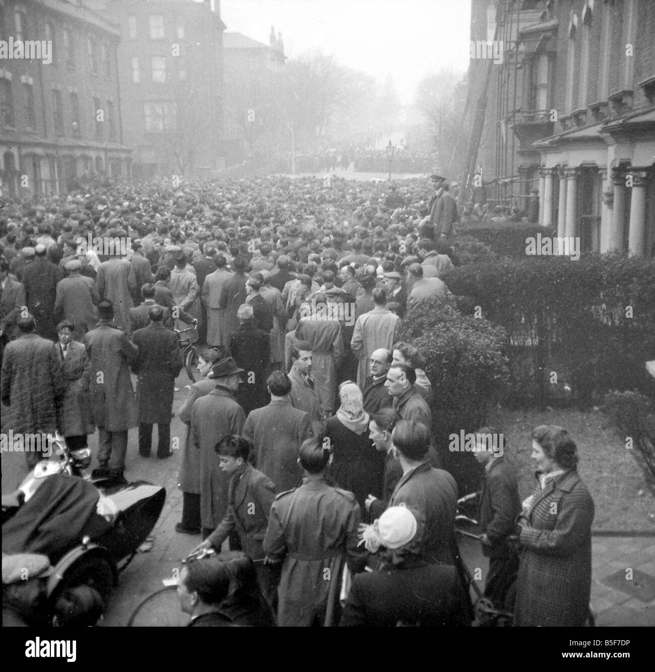 Des files d'attente des fans d'Arsenal Stadium Highbury leur anneau dans l'espoir d'obtenir un ticket pour la demi-finale de FA match contre Chelsea. Mar. 1952 Banque D'Images