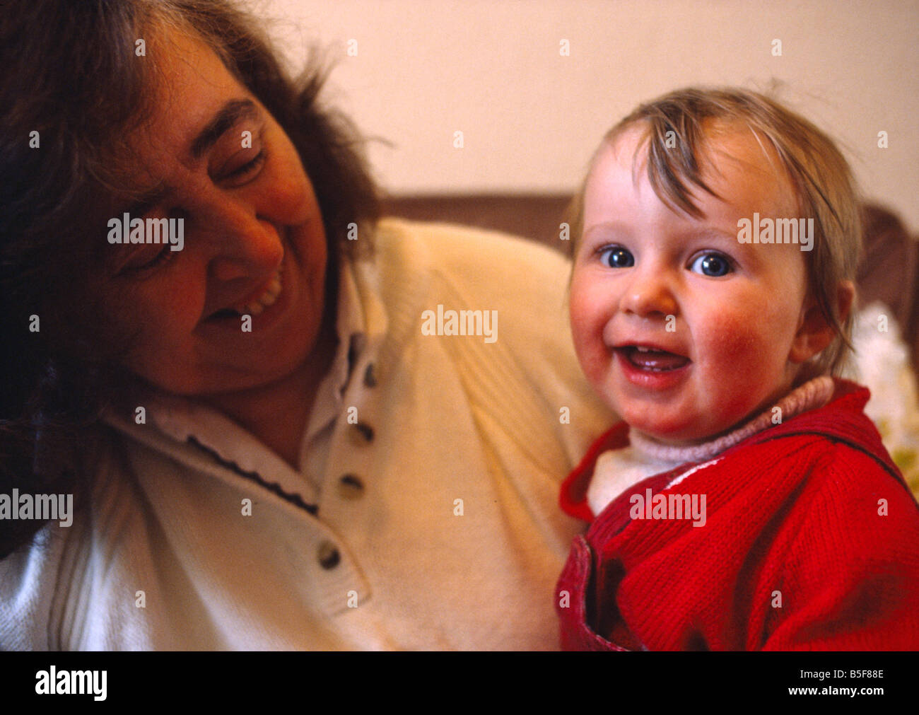 Grand-mère et sa petite-fille Photo Stock - Alamy