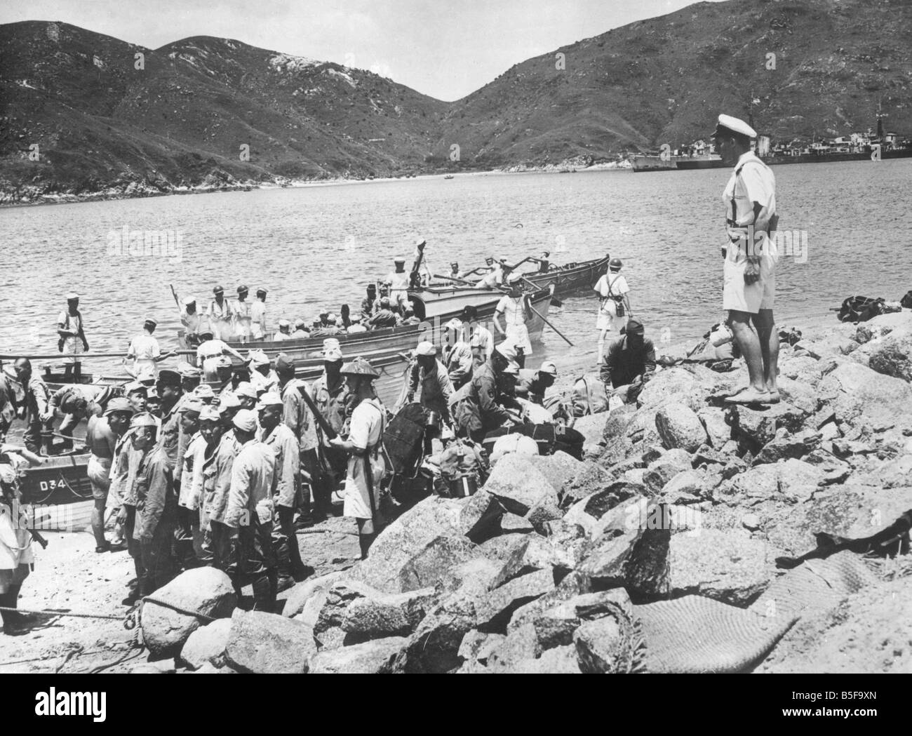 Les prisonniers de guerre japonais escorté par des marins de la Royal Navy en Picnic Bay après la chute de Hong Kong pendant la Seconde Guerre mondiale;septembre 1945 ; Banque D'Images