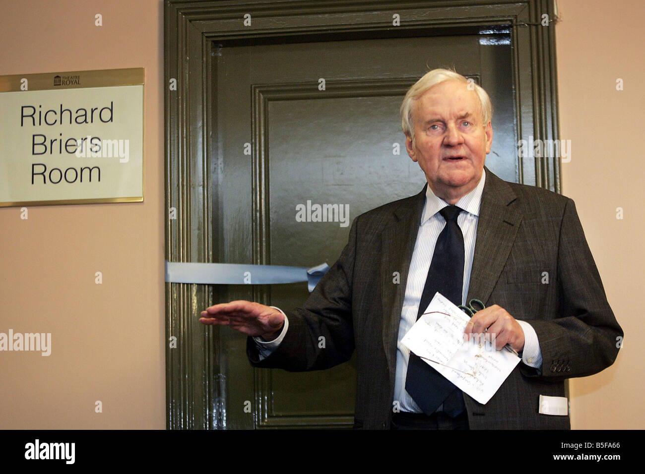 Célébré l'acteur Richard Briers, était sur place pour dévoiler une chambre au Theatre Royal qui porte son nom Banque D'Images