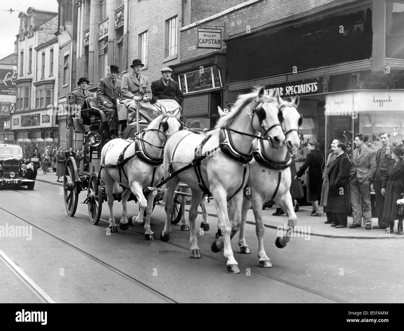 Un coach et des chevaux dans les rues de Sunderland le stagecoach est tiré par quatre gris et conduit par M. F Douglas Nicholson Banque D'Images