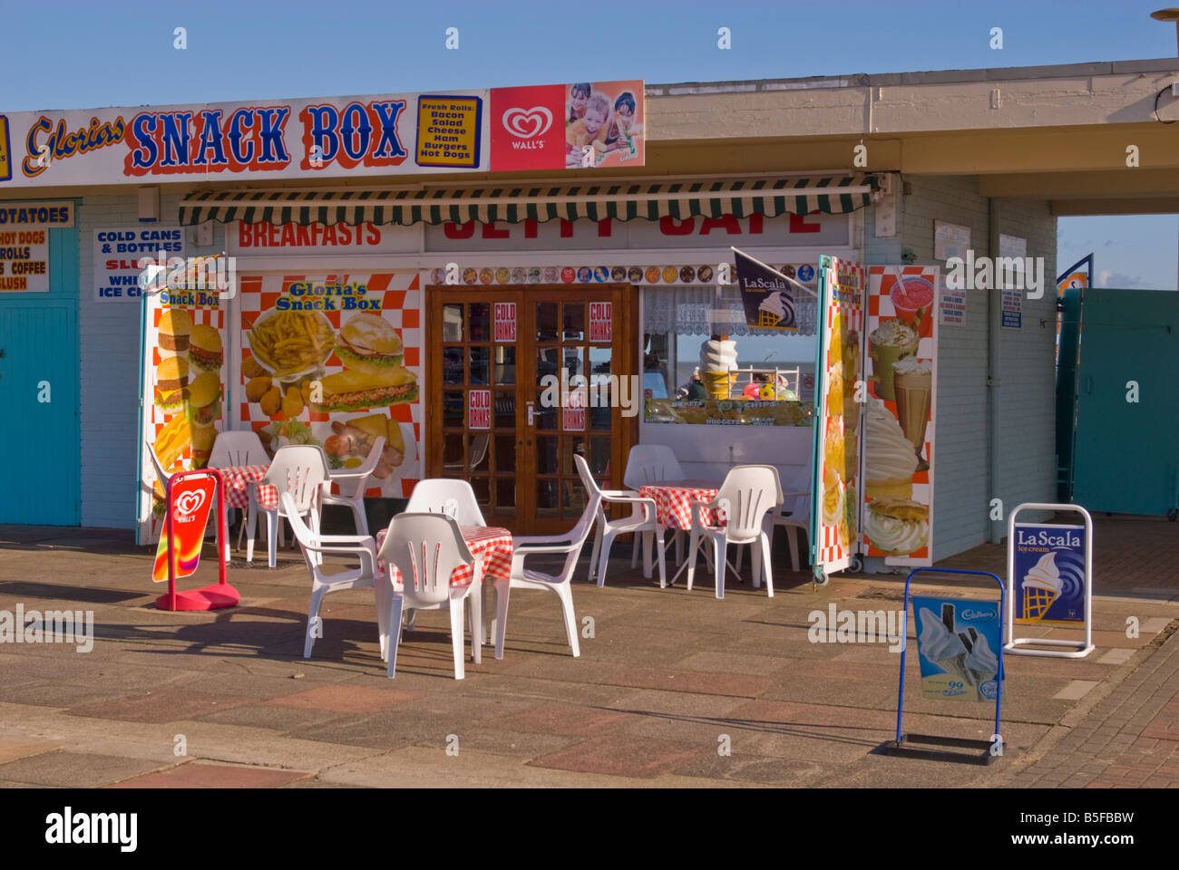 Glorias Snack-Fort cafe la vente de glaces et boissons nourriture chaude et froide le long de la promenade du front de mer de Great Yarmouth Norfolk Uk Banque D'Images