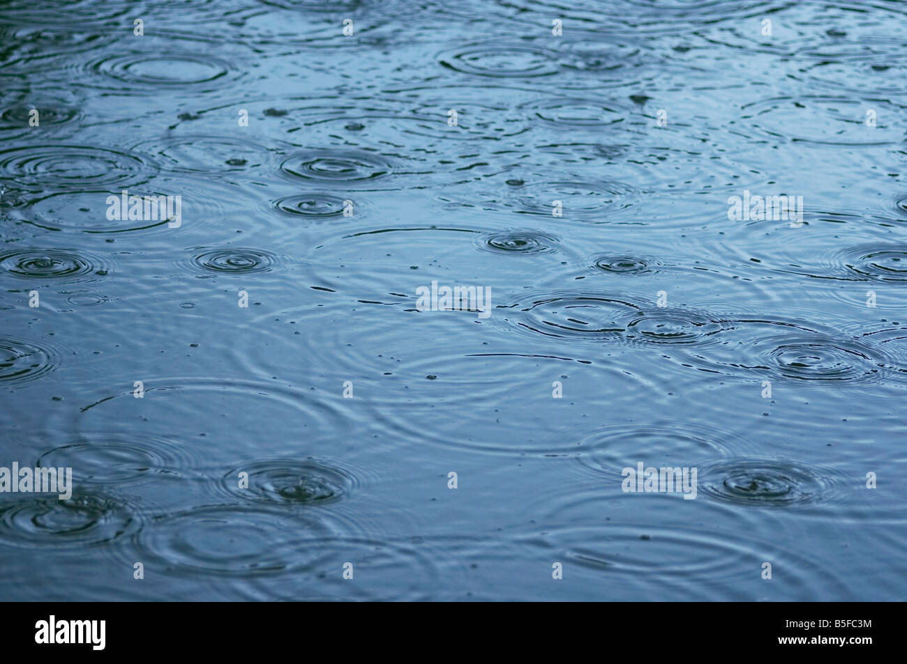 Photo de l'eau tombant sur des anneaux - Météo Banque D'Images
