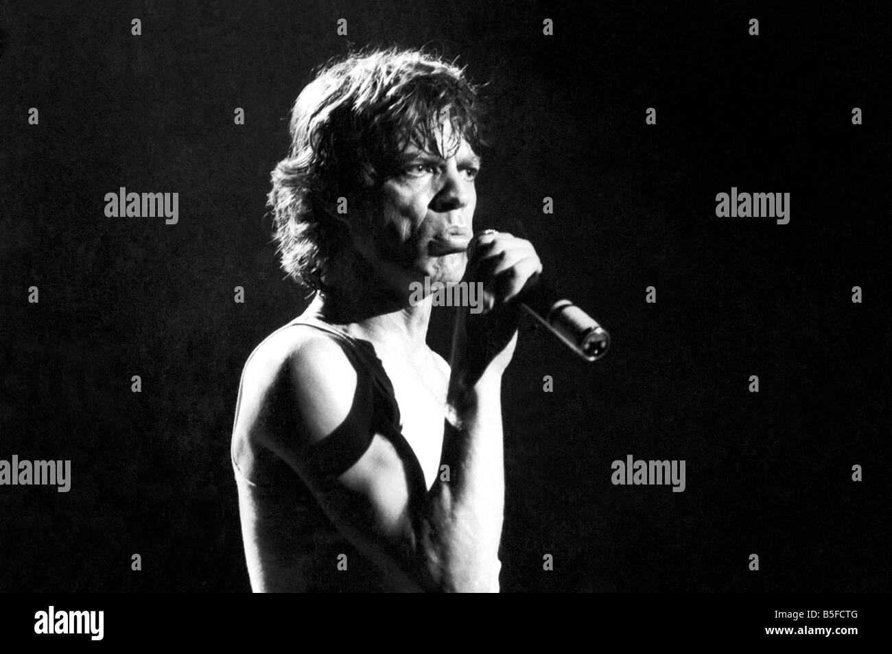 Concert des Rolling Stones. Tournée européenne. Mick Jagger beaucoup retour en affaires pendant les pierres les concerts à Aberdeen. Mai 1982 Banque D'Images