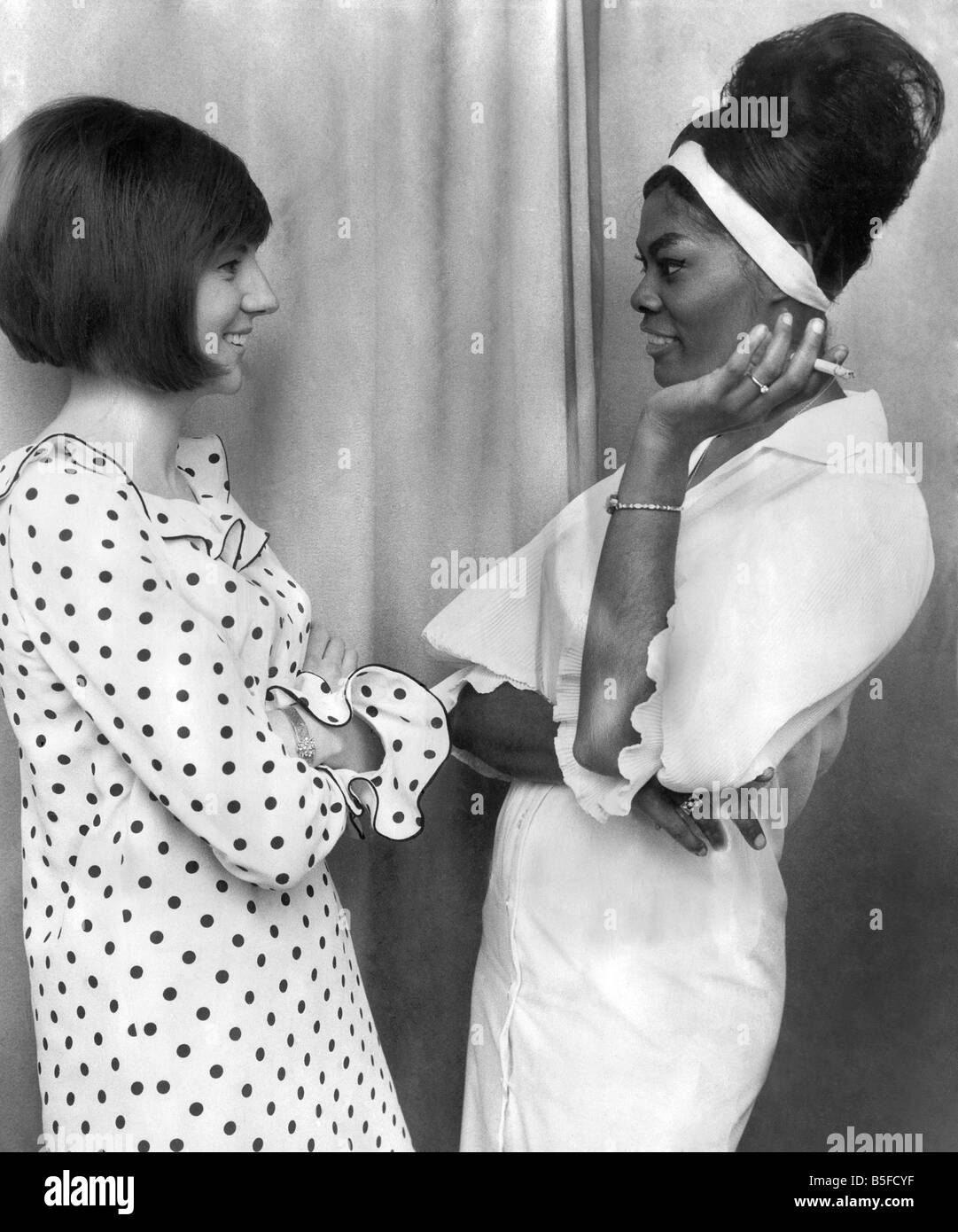 Dionne Warwick, la chanteuse américaine qui ont fait un disque de 'n'importe qui qui avait un cœur, et Cilla Black, la fille de Liverpool 1964 Banque D'Images