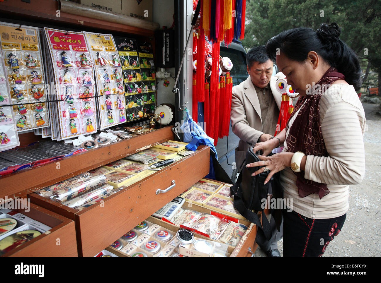 L'achat de souvenirs à une femme street stall, Séoul, Corée du Sud Banque D'Images