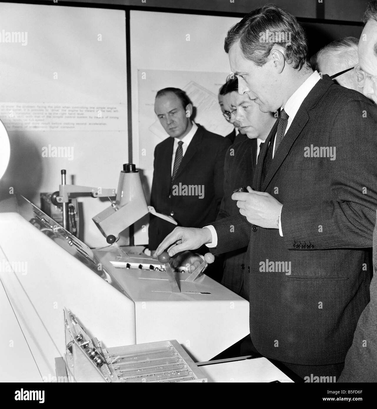 M. Anthony Wedgwood Benn tours l'usine Lucas à Burnley. Janvier 1970 Banque D'Images