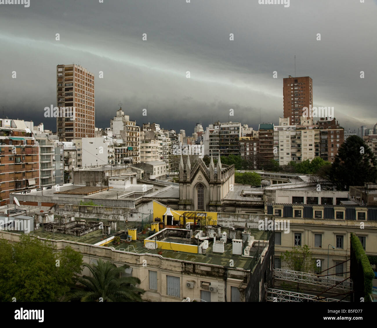 Un strom/se précipite dans plus de Recoleta avec une grosse trace à travers le ciel gris, la ligne Buenos Aires Banque D'Images