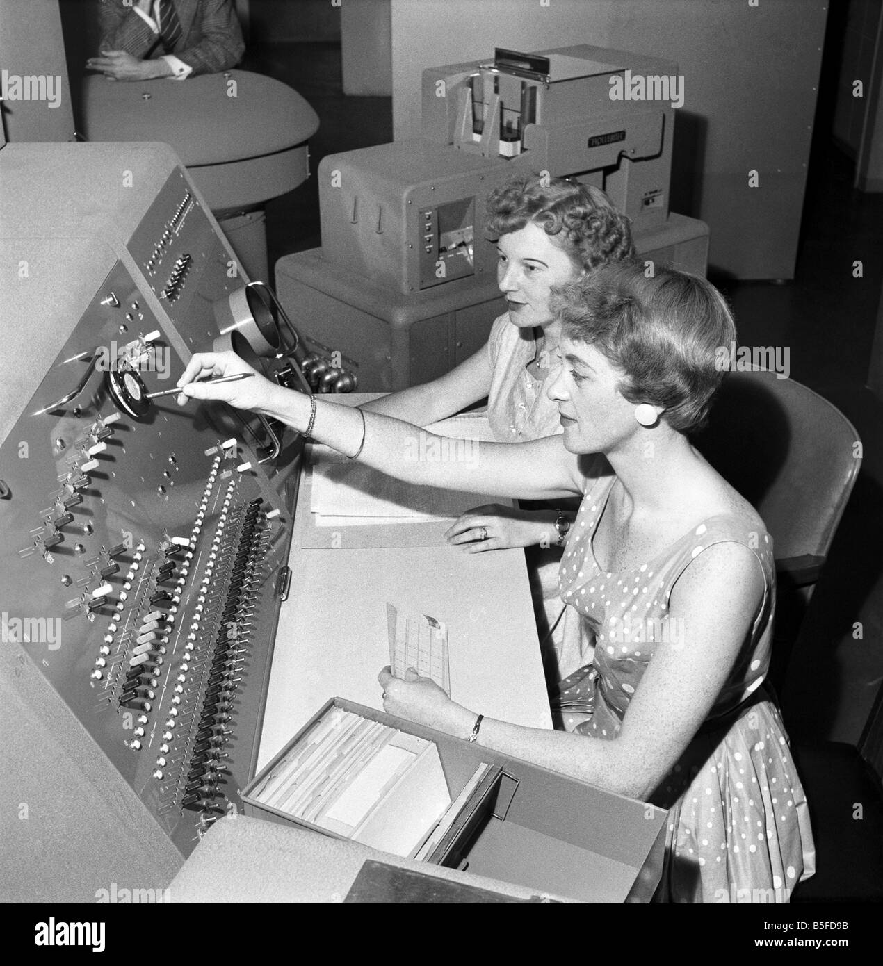 Les opérateurs de fille travaillant dans les panneaux de contrôle de Bristol Aircraft Limited nouveau 'Duce' ordinateur numérique et simulateur Flutter Juillet 1956 Banque D'Images