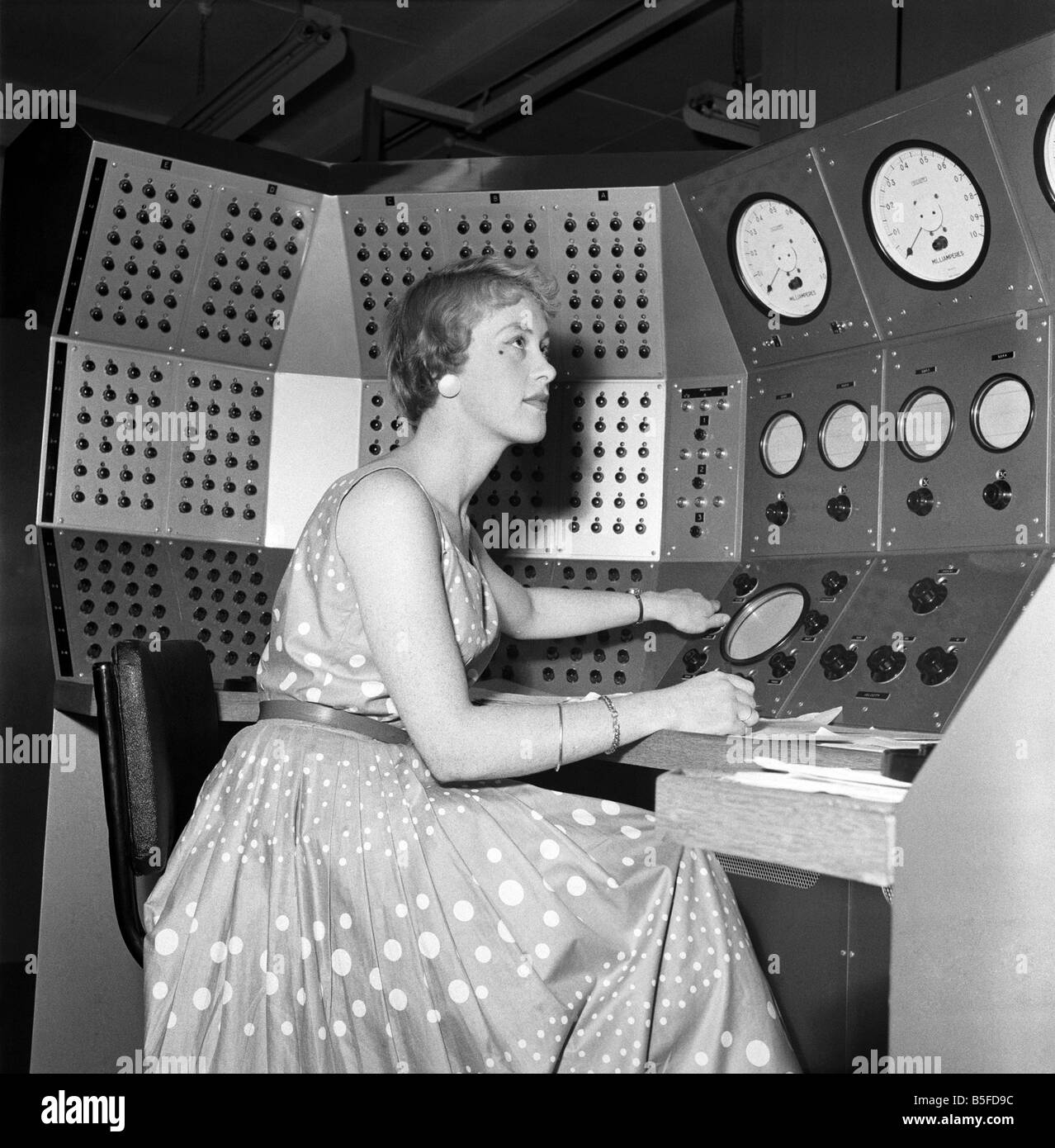Les opérateurs de fille travaillant dans les panneaux de contrôle de Bristol Aircraft Limited nouveau 'Duce' ordinateur numérique et simulateur Flutter Juillet 1957 Banque D'Images