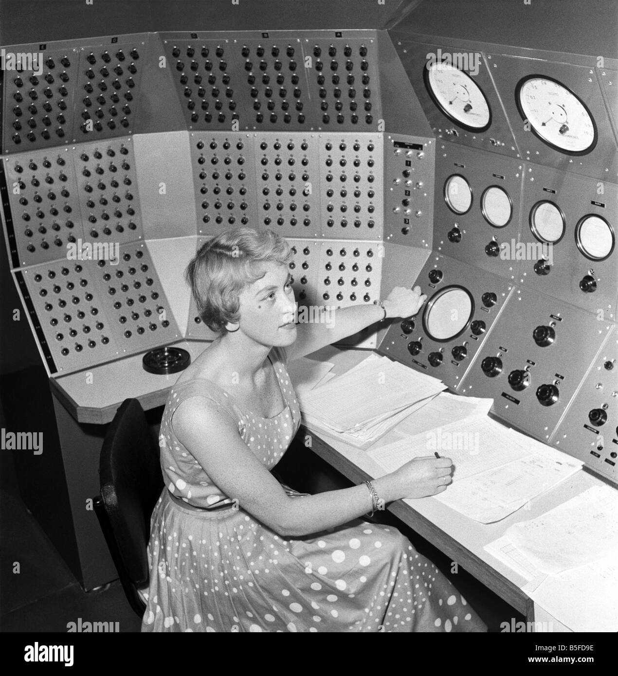 Les opérateurs de fille travaillant dans les panneaux de contrôle de Bristol Aircraft Limited nouveau 'Duce' ordinateur numérique et simulateur Flutter Juillet 1958 Banque D'Images