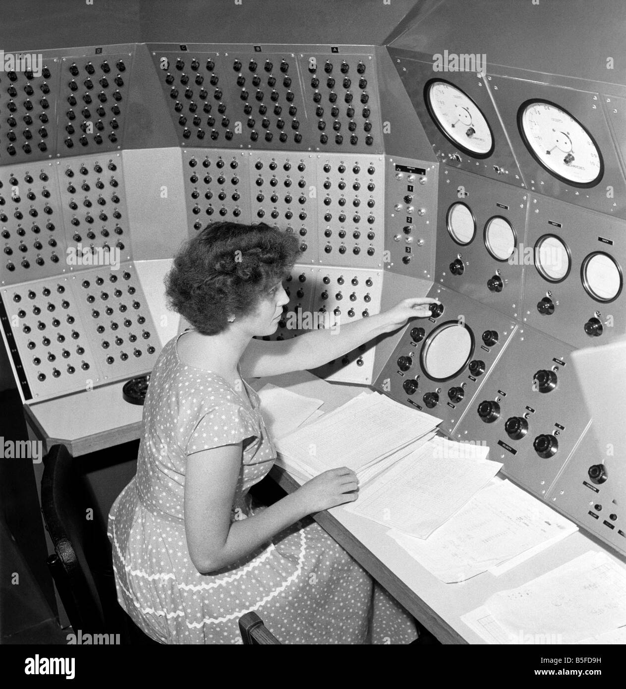 Les opérateurs de fille travaillant dans les panneaux de contrôle de Bristol Aircraft Limited nouveau 'Duce' ordinateur numérique et Flutter Simulateur. 1956 Banque D'Images