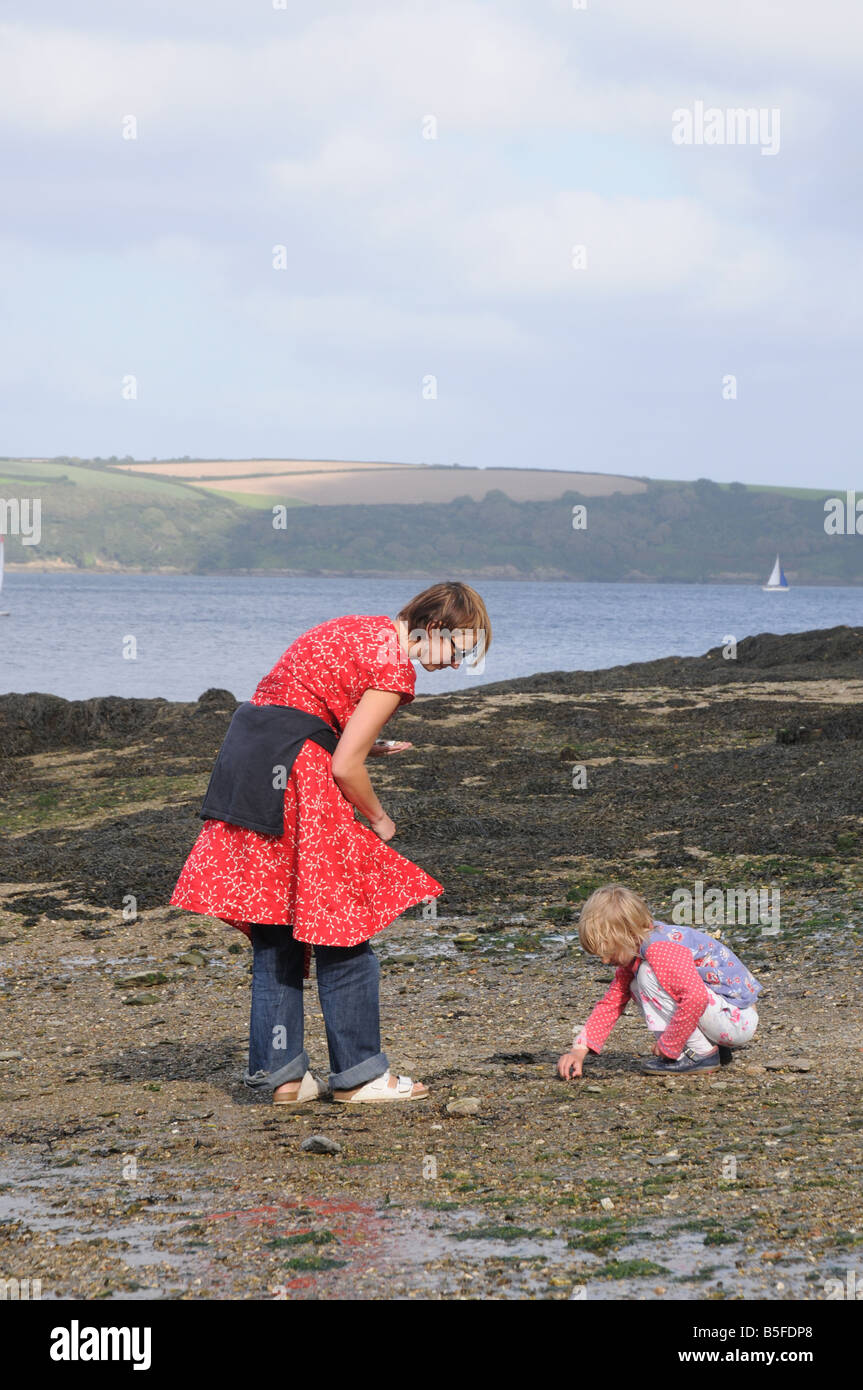 Une mère et sa fille la plage à Cornwall UK Banque D'Images