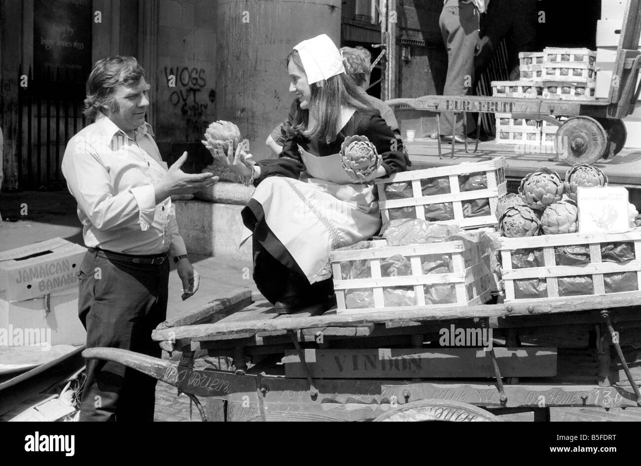 Chantal, travaillant pour le Bureau de l'information sur la Bretagne et habillés en costume traditionnel breton Juin 1974 Banque D'Images